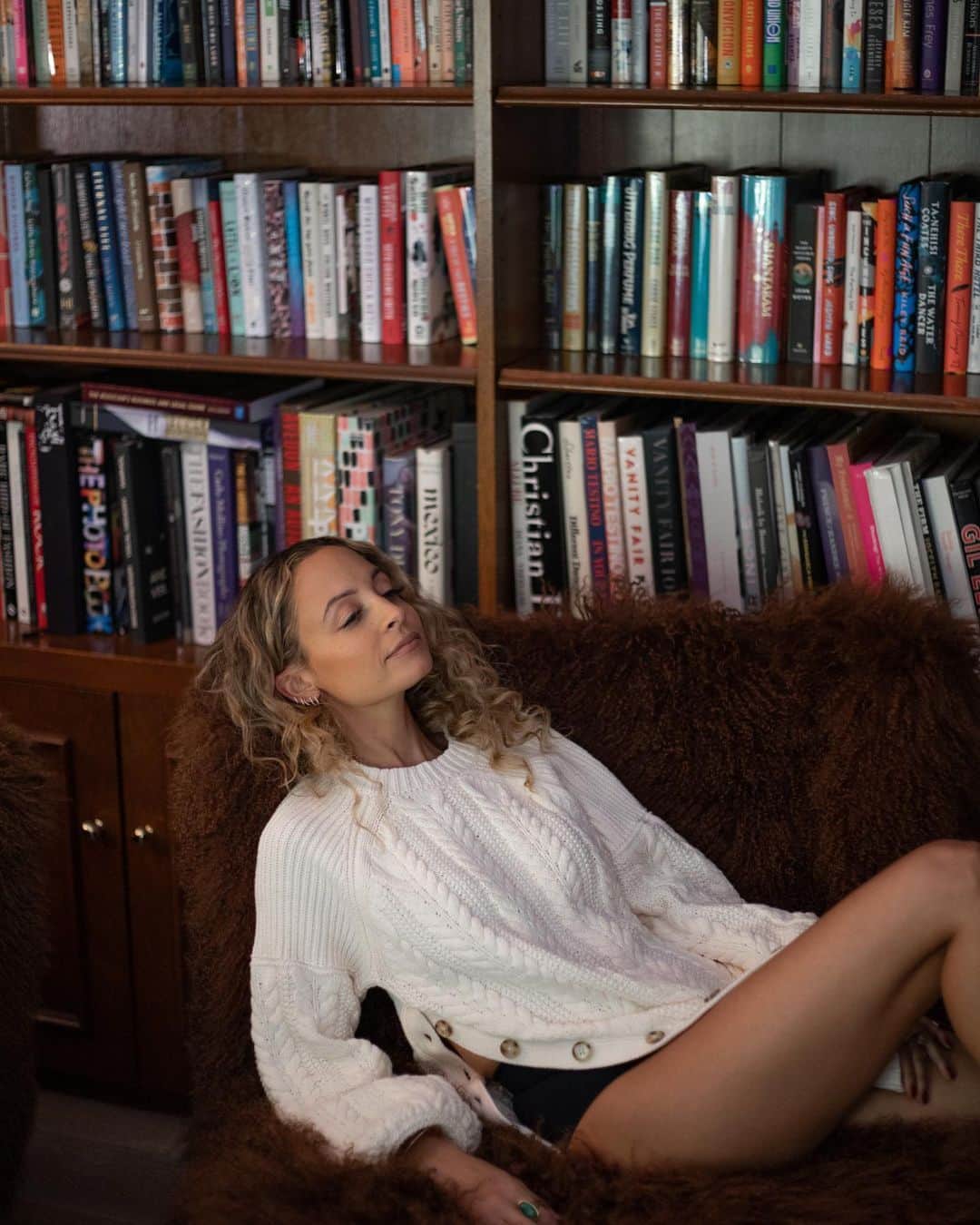 ウィンターケイトのインスタグラム：「Lounging in our Virgo Cable Knit all weekend long. #houseofharlow #loungewear」