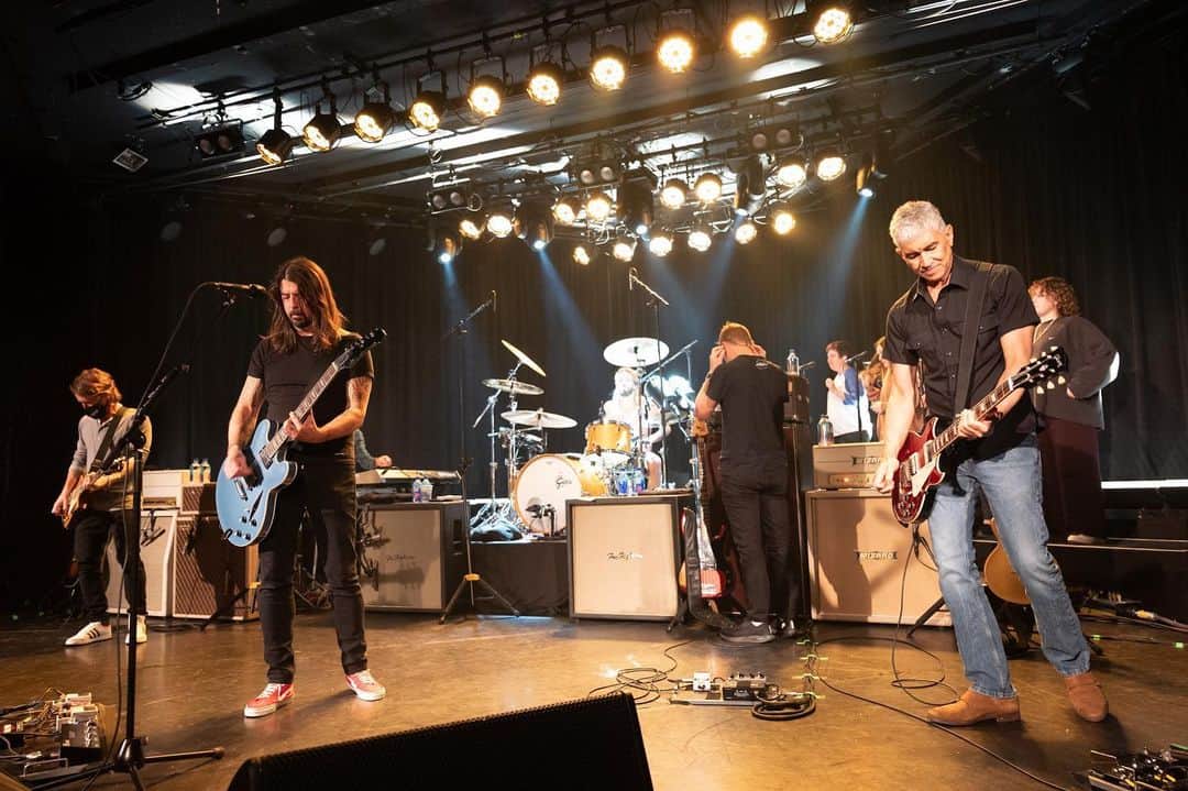 フー・ファイターズのインスタグラム：「Just wrapped soundcheck and stream is now open! Log in, adjust your screen, get ready and turn it UP!!! 🤘🍻    Link to tickets in bio. #FFRoxy #FooFighters」