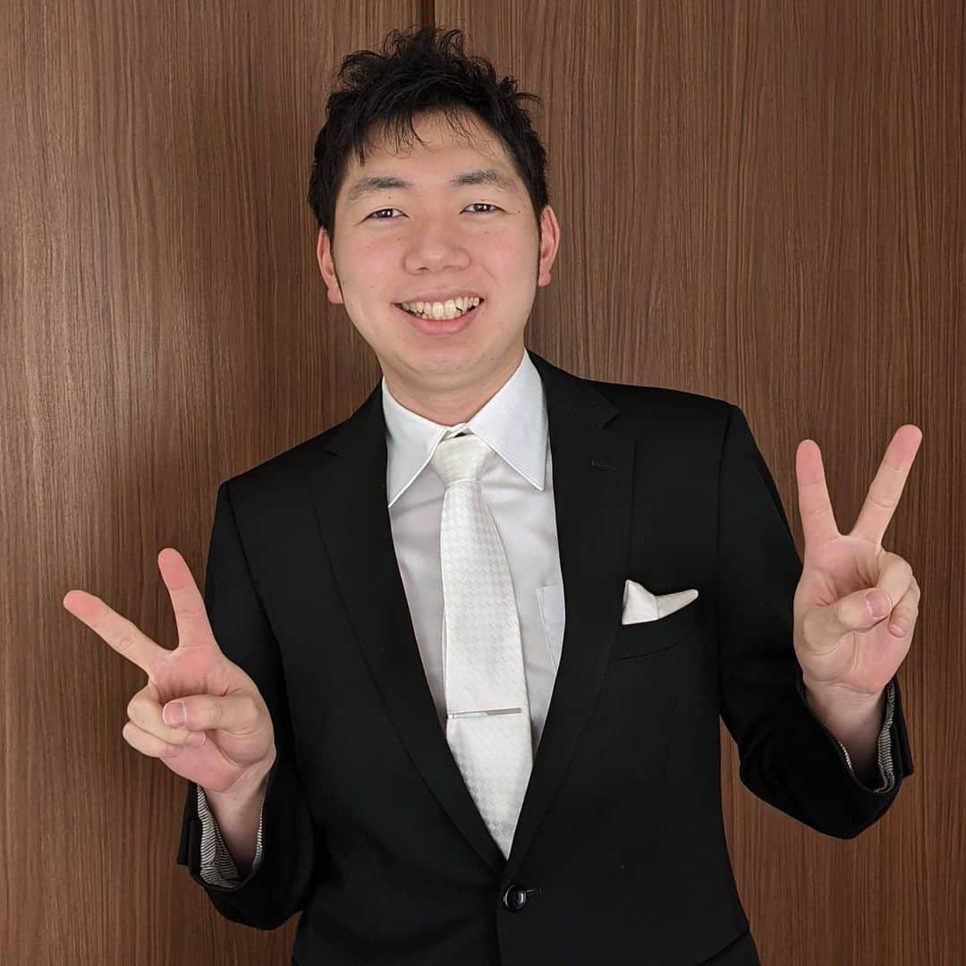 CO-DAのインスタグラム：「今日は小中学生時代の友だちの結婚式！久々のスーツ姿だったので撮ってみたw」