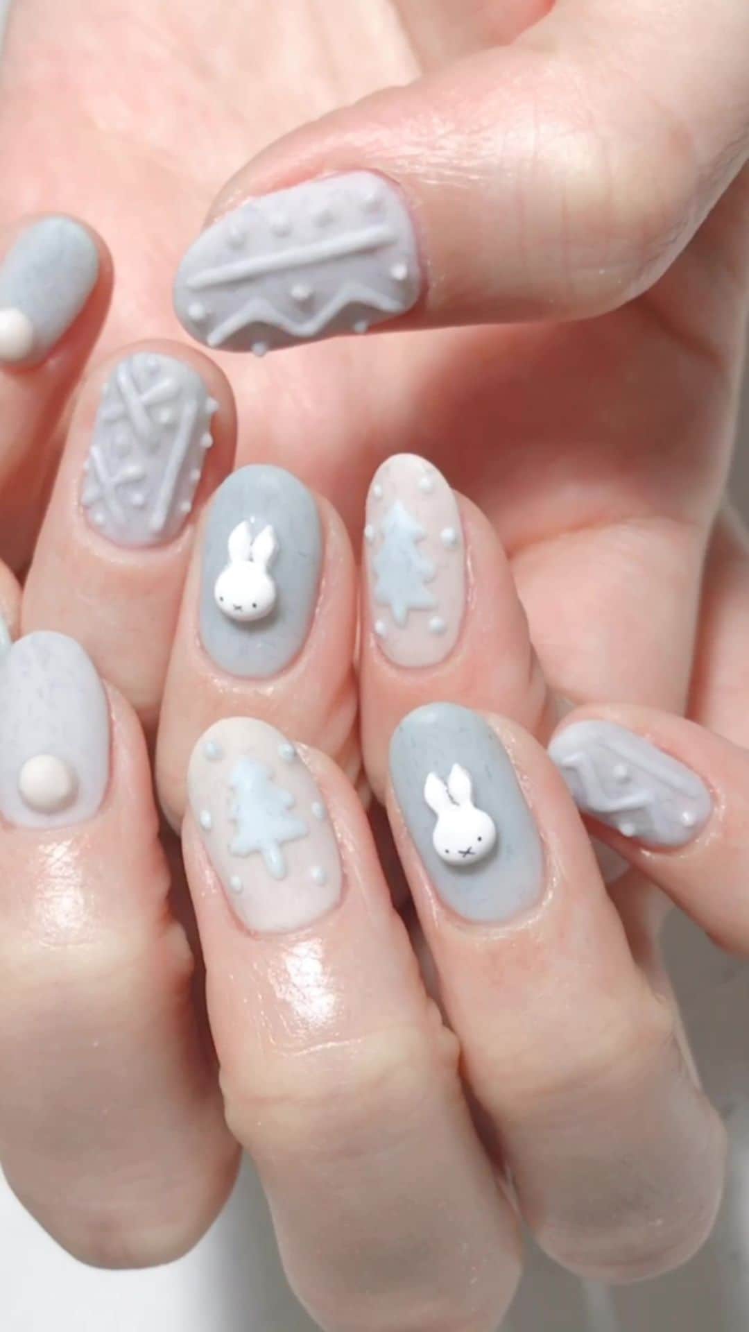 なかやまちえこのインスタグラム：「うさぎとニットネイル🧶⠀ ⠀ #nail #nails #nailart #ネイル #美甲 #ネイルアート  #japanesenailart #manucure #japanesenails #manicurist #gelnails #أظافر #네일아트 #미용 #vẽmóng #ngườiđẹp  #เพ้นท์เล็บ #искусствоногтя #artedeuñas #เพ้นท์เล็บเจล #ジェルネイルデザイン #ネイルデザイン #senikuku #nagelkunst #ニットネイル #knitnails @pregelofficial @kimagure_cat_whim @bettygel_official @prexyofficial @nail_premall @candypocket_official @joy」