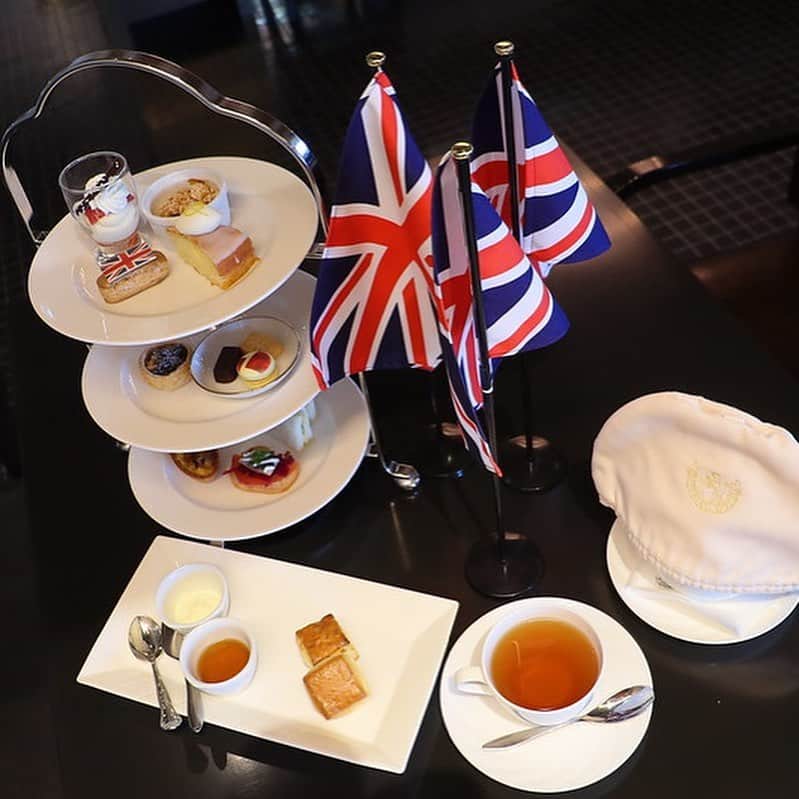 黒帯さんさんのインスタグラム写真 - (黒帯さんInstagram)「【大阪】帝国ホテル大阪で優雅なティータイム「英国フェア」アフタヌーンティーが11月1日よりスタート 軽食もスイーツも紅茶も一緒に楽しめるアフタヌーンティーセットは イギリスの上流階級の人たちが集う社交場で広まったもの。 見た目もかわいくて、女性の心をくすぐるメニューですよね。 美味しい紅茶と甘いスイーツ、サンドイッチなどのちょっとした軽食が、 美しい器や華やかな3段トレイに乗ってくる、 優雅なティータイム。 少しずつつまみながらおしゃべりが弾み、 女子が憧れるお姫さま気分が味わえちゃいます。 帝国ホテル 大阪では 英国総領事館が後援する「英国フェア」が11月1日よりスタート！ イギリス食材のアフタヌーンティーをいただいてきました。  帝国ホテル 大阪とは 「英国フェア」は、国内外の賓客をもてなす“迎賓館”の役割を担う 日本を代表するホテルです。 帝国ホテル 大阪は1996年に大阪市北区天満橋に開業し、 来春2021年3月15日に、25周年を迎えます。 帝国ホテル 大阪は花や水、緑あふれる環境に建つ一流の五つ星ホテルで、 格式高い空間と代々受け継がれた帝国ホテル伝統の「おもてなしの心」は 超一流です。 「英国アフタヌーンティー」は、 2階のカジュアルレストラン「カフェ クベール」  （12月1日より、1階のブフェ＆ラウンジ「ザ パーク」） アフタヌーンティー発祥の地である英国で親しまれている食材を 帝国ホテル流にアレンジしたメニューがいただけます。 「レモンドリズルケーキ」や「ミンスミートパイ（パイ生地にドライフルーツを詰めて焼き上げた菓子）」といったデザート、「スコティッシュスモークサーモンのサンドウィッチ」 IMG_2321 「ニシンの燻製のオープンサンドイッチ」などのセイボリーをラインアップされています。 ■英国アフタヌーンティー 帝国ホテル 大阪 英国フェア A TASTE OF BRITAIN  ◆アフタヌーンティー・メニュー ・レモンドリズルケーキ ・エクレア ・アップルリュバーブクランブル ・トライフル（苺、カスタードクリーム、スポンジケーキ、生クリームが層になったグラスデザート） IMG_2315 ・ミンスミートパイ（パイ生地にドライフルーツを詰めて焼き上げた菓子） ・レモンゼリー ・プティフール（スコットランドの伝統菓子ショートブレッド、ボンボンショコラ、パッションフルーツマカロン） IMG_2317 ・チキンサラダカレー風味 ・ニシンの燻製のオープンサンドイッチ ・スコティッシュスモークサーモンのサンドイッチ ・キューカンバーとチェダーチーズのサンドイッチミントの香り ・牛挽肉とマッシュポテトのキッシュ IMG_2318 ・ホームメイドスコーン2種（しっとりとしたプレーン・爽やかな味と香りのゆず） カフェ飲み放題付き 厳選されたカフェは飲み放題なのが嬉しいところ 紅茶は結婚式のプチギフトにもおすすめのH.R.ヒギンスの紅茶がいただけます。 IMG_2329 ヒギンスは1942年創業、英国王室御用達のコーヒー・紅茶専門店として 世界にその名前を轟かせています。 11月の限定紅茶「ブルーレディ」は、 グレープフルーツとマロウ、マリーゴールド等が入った爽やかな香りの紅茶で、 「ブルーレディ」の青が、欧米の結婚式の慣わしの幸せになれる 「something four」の一つの「青」でもあることから、 結婚のお祝い、結婚式のプチギフトにもおすすめだそうです。 最初の一杯目は「ブルーレディ」ですね。 グランドメニューとして頂ける紅茶の中には 世界中で愛されている「カメリアズ ティー ハウス ロンドン」の紅茶もいただけます。 IMG_2328  チョコレートティー／Chocolate Teaは カカオチップのほか、スーパーフードと言われるキャロブもブレンドされていて。 甘い香りが漂うちょっと大人のチョコレートティーです。  ミルクティーにもぴったりです。  最後にいただくおすすめはミントティー ミントは清涼感のある口当たりが爽快ですね。 また、ペパーミントには、消化液である胆汁の分泌を促し、 消化器の機能をサポートする働きがあります。 食べ過ぎ・飲み過ぎによる胃もたれで困っているときに、 飲んでみるのもおすすめ。 腸の調子を整えるのにも役立ちます。 はちみつのアミノ酸は体脂肪の燃焼を促してくれるので、  一緒にいただくのもおすすめですよ。 ◆紅茶 ・ヒギンスアフタヌーンブレンド ・ヒギンスブルーレディ他 【11月】 ・イングリッシュ ブレックファストティー ・カメリアズ ウエルカムティー 【12月・1月】 ・ダージリン グームティー ・バラのなごみのお茶～スージングローズ～ 「英国フェア」中、さまざまな英国料理やイベントを楽しめる企画となっています。 帝国ホテル 大阪「英国フェア」 期間：2020年11月1日(日)～2021年1月11日(月・祝) 場所：帝国ホテル 大阪 住所：大阪府大阪市北区天満橋1丁目8-50 ■英国アフタヌーンティー 期間：2020年11月1日(日)～2021年1月1」11月15日 9時44分 - shin_kuroobisan