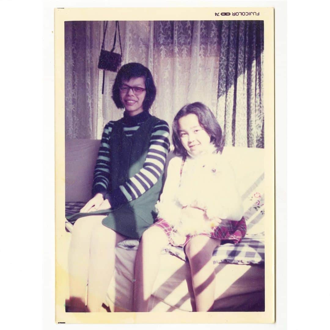 のインスタグラム：「November 14th. It’s my half sister Chi Chan’s birthday. If she were alive, she would be 66 today. It’s surreal. That’s the age of our mama when she stopped aging and became a spirit.  They both don’t age. Happy Birthday Chi Chan 🎂  The white fluff I hold is Gina Lollobrigida, an old Maltese. She came to our home with that sexy name to spend the last days of her life. Though I never able to pronounce her name.  11月14日。もし生きてたら、ちーちゃんは今日で66歳になります。不思議。66歳といえば、わたしたちのママが歳を取るのをやめてスピリットになった歳。ちーちゃんもママも歳をとらないね。 ちーちゃんお誕生日おめでとう。  わたしが抱いている白いフワフワはジーナロロブリジーダという名前のマルチーズです。セクシーな名でうちにやってきた老犬の名はぜんぜん覚えられなかったけど、最後の日々をうちで過ごしました。   #GinaLollobrigida  #ちいさならくがき   #YuriThrowback #ユリのおもひで」