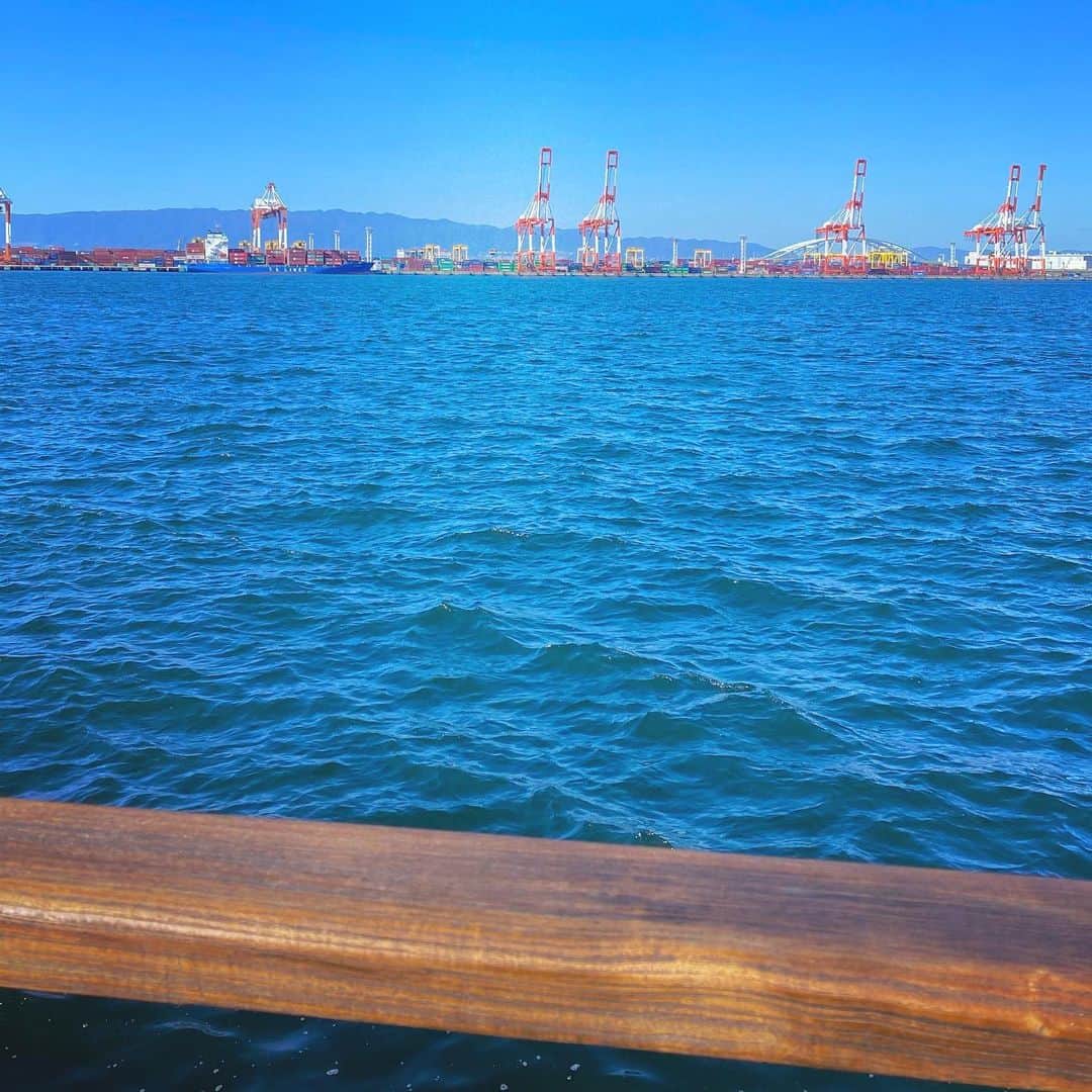Erenaのインスタグラム：「🌊🌊🌊 Nature is healed.  I want to restore myself by the power of nature.  I want to see the beautiful sea again.  I'm doing well with my English studies. . 昨日は撮影で海辺に…📸✨✨ イイお天気だった⛴⚓️ . #海#海辺#景色#いいお天気#撮影#ポートレート#また海行きたくなる#海癒される#船#blue#sea#nature#healing#fine#english#study#power」