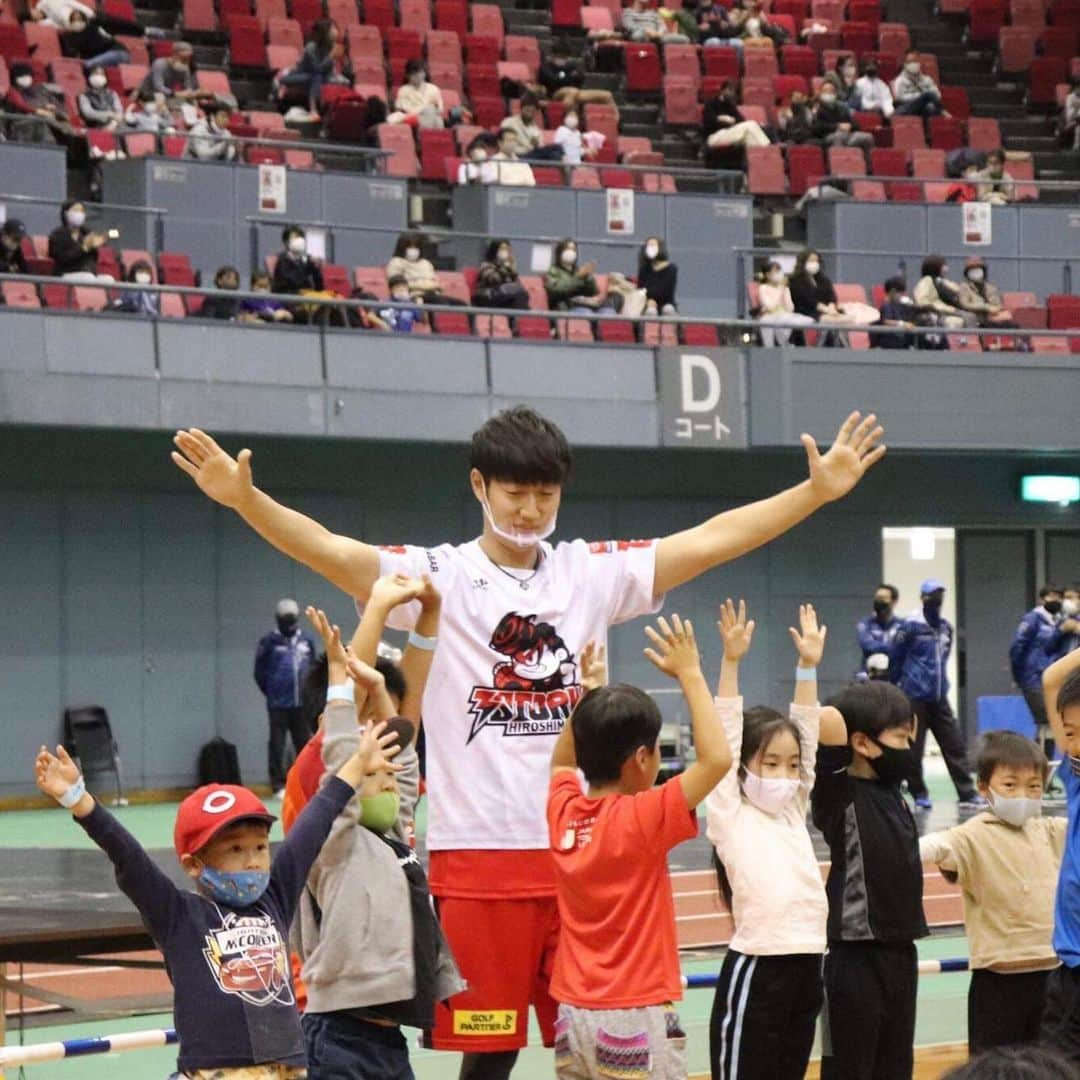 仲摩匠平さんのインスタグラム写真 - (仲摩匠平Instagram)「室内ひろしまアスリート陸上に参加してきました！ バスケットボール体験や50m走にテニス体験などもあり、500家族の方達と楽しく過ごせました！ オリンピアンの人たちのデモンストレーションは圧巻でした！ 世界レベルを生で見れた子どもたちは幸せですね✨ 広島にこんな素晴らしい環境があるのはただただ羨ましかったです(^^) ・ ・ #仲摩匠平 #ジョンジョバンニ #スリストム広島 #陸上 #バスケットボール #テニス #棒高跳び #ハードル #アスリート #為末大 #松田亮 #木村文子 #ntt #オリンピック #オリンピアン #五輪」11月15日 9時43分 - shoheinakama