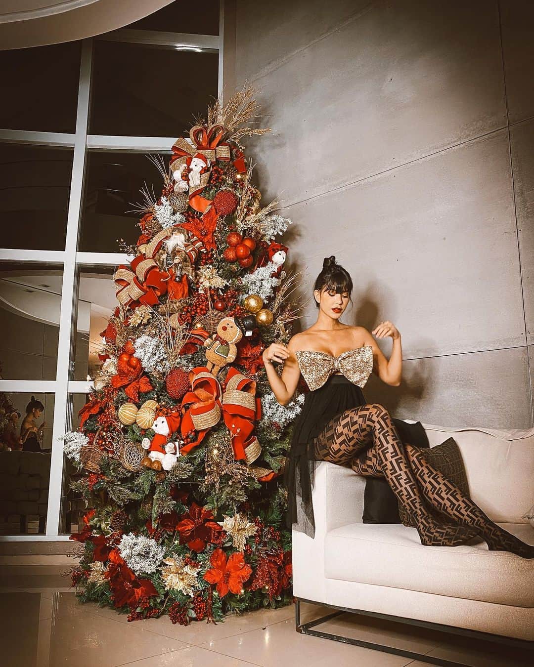 Gabriela Salesのインスタグラム：「O presente de Natal tá diferente kkkkk. Finamente a foto saiu depois de vários spoilers 😂😂🎄🎅🏻 #Natalrica」