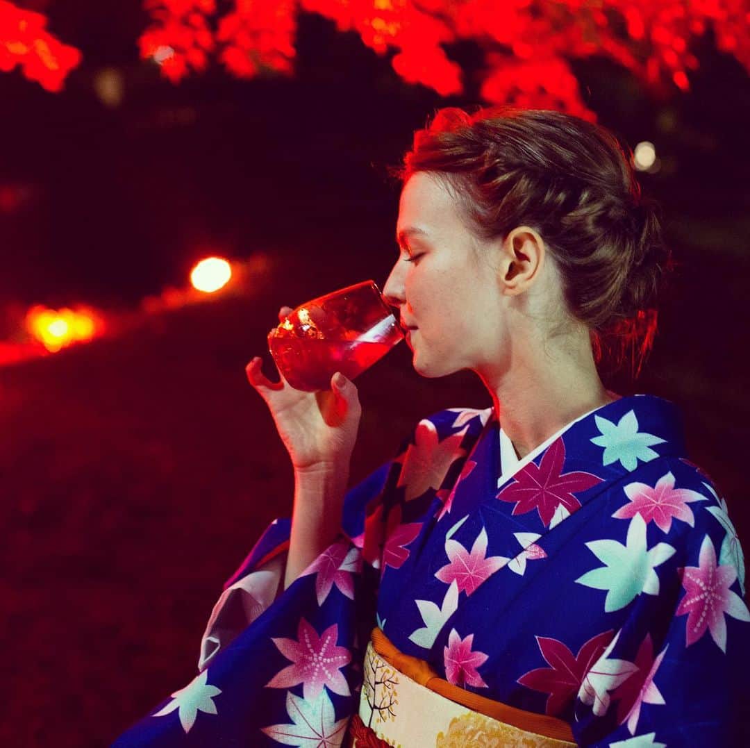八芳園さんのインスタグラム写真 - (八芳園Instagram)「八芳園の庭園が赤く染め上がる TOKYO RED GARDEN 2020🍁 . 400年の歴史を紡ぐ庭園が、 幻想的に赤く浮かび上がる庭園ライトアップ。 . 会期中は17時ごろより毎日 ライトアップを実施しております。 . そんなTOKYO RED GARDEN 2020に 毎年恒例の期間限定GARDEN BARが登場。 . ライトアップされた庭園を散策しながら、 少し立ち止まって、 お酒を愉しむ贅沢な大人の時間。 . BARでは山梨県産のワインや 身体があたたまるホットワイン、 八芳園シェフが作る 特製カナッペもご用意しております . 日本の風情あふれる 秋の贅沢な時間を、 . 港区白金台の八芳園にて ごゆっくりとお愉しみくださいませ。 . GARDEN BAR開催日程 . 2020年11月19日(木) 〜21日(土) 2020年12月4日(金)・9日(水)・10日(木)・13日(日)  . 開催時間 17:00~20:00(19:30LO) . ■TOKYO RED GARDEN 2020 https://happo-en.com/event/autumn_festival2020/ . #TOKYOREDGARDEN フォトコンテスト開催中。 「赤」がテーマの写真をご投稿ください。 素敵な写真をご応募してくれた方には レストランでのお食事チケットをはじめ豪華商品をプレゼント。 詳細はプロフィールリンク TOKYO RED GARDEN 2020 サイトより。 . . #八芳園 #結婚式場 . #日本庭園 #自然 #紅葉 #紅葉スポット #紅葉ライトアップ #人物写真 #bar #港区女子 #着物女子  . #東京観光  #東京カメラ部  #自然が好き #庭好き　#写真好き  #写真好きな人と繋がりたい  #カメラ好きな人と繋がりたい  #その瞬間に物語を  . #和装結婚式 #式場探し #プレ花嫁さんと繋がりたい . #japan #japanesegarden  #tokyotrip  #forbestravelguide #tokyotodo  #tokyotokyo #東京をもっと楽しもう」11月15日 9時49分 - happoen