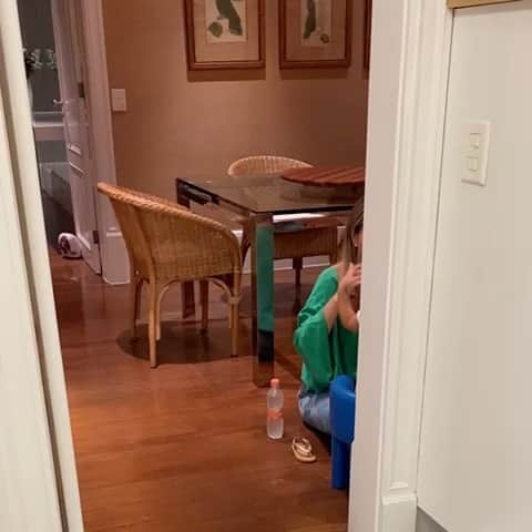 Eliana Michaelichin Bezerraのインスタグラム：「Fui flagrada em casa pelo marido dando jantar para a Manu. Assim como muitas mães, eu tbm canto para entreter e tentar que ela se alimente bem. Desta vez usei meu próprio repertório e aproveitei para ensinar os dedinhos pra ela. Quem nunca?! 🙈🥰🥰🥰 #amordemae  #cameraescondida #flagra #familia #manuelamrseminstagram #mariapassanafrente」
