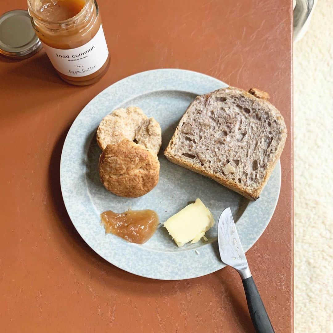 のインスタグラム：「@levain_tomigaya_tokyo のパンに @food_common のアップルバター🧈🍎 うま〜♥︎」