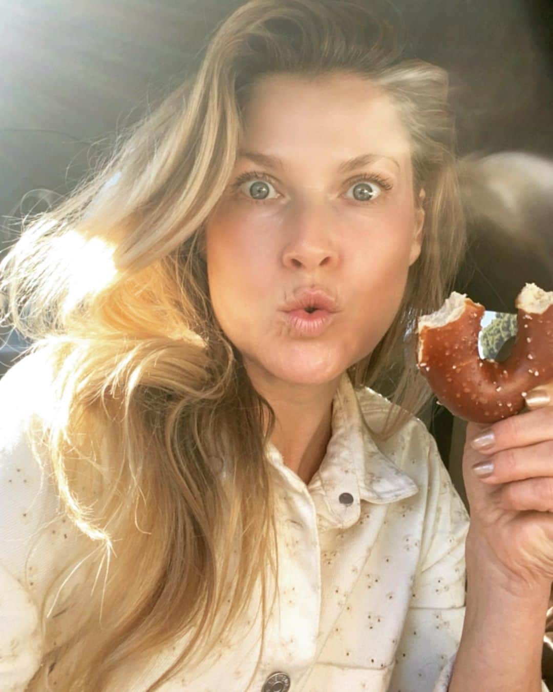 アリ・ラーターのインスタグラム：「Whoaaaaaaaaa! Philly people must get their hands on Shappy’s soft pretzels! It tastes like I just drove over the Ben Franklin and grabbed some on the corner. But, how do you get the wudder to make them? Make em with milk, he said! So excited for him and Katie, this delicious new endeavor, and the new baby arriving soon! My Dad, the diehard Eagles fan, approves! @shappyshaps @shappypretzel @ktqlowes」