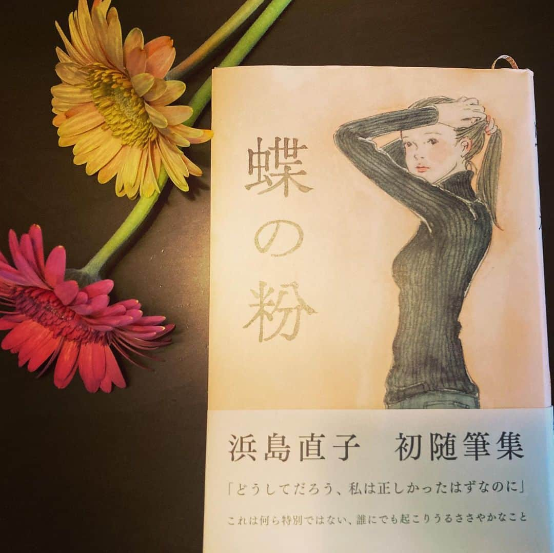 千葉アリサさんのインスタグラム写真 - (千葉アリサInstagram)「『蝶の粉』 手にしてから一気に読み終えました。  はまじ　@hamaji_0912  がそこで 語っているかのような　情景の浮かぶ軽やかな言葉たちは　スーッと入ってきて　優しく心を動かした。  あっはっは！と軽快な笑い声も聞こえてくるようだし、飾らない率直な人柄に　ぷっと笑えたり　共感したり、ほっと灯してもらったり。はまじそのものに感じられた  そして、「あぁ　こんなご家族に育まれ、自分で切り開いてきた道のりが　強く大らかなはまじを創ってきたんだなぁ」という想いと合わせて　愛しさや懐かしさの キュンとした気持ちにも触れてホロリとした😢🌼  家族というものを想うからかもしれない。  季節の変わる頃のお供にも🌚 おすすめな　とても素敵な一冊です。  #蝶の粉　#浜島直子　さん　#随筆集　#好きな本」11月15日 9時52分 - alyssamarianne