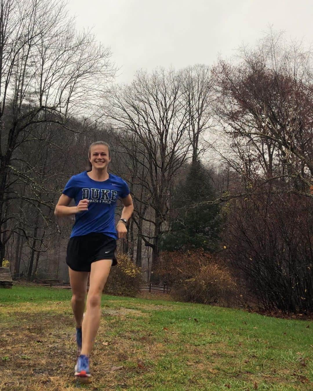 Laura Martyのインスタグラム：「Rainy runs are my favorite, especially when followed with a warm cup of chai ☺️」