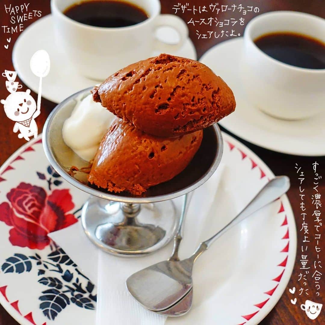 なっつ。さんのインスタグラム写真 - (なっつ。Instagram)「ある日のおでかけきろく②✎✐✎ デザートはヴァローナチョコの ムースオショコラを シェアしてたべた♡🍫 濃厚なムースが ブラックコーヒーに すごく合って至福の時間♡☕ 濃厚だったから シェアしてちょうど良い量だった♡ ごちそうさまでした♬ ・ ・ ・ #littlechef#リトルシェフ#都立大学#東京カフェ#なっつの絵日記」11月15日 9時53分 - punipopo
