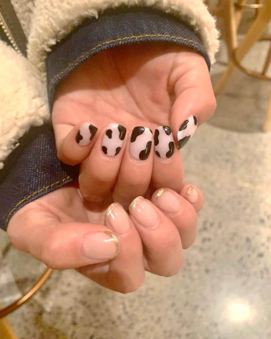 わちみなみのインスタグラム：「ネイル💅﻿ アニマル柄にハマり中で今回は﻿ 牛🐄🐮🐄🐮🐄﻿ ﻿ 右手は金属みたいにしてもらったよ💅﻿ ギザギザの金🌟﻿ ﻿ #わちネイル　#nails #アニマル柄﻿ #牛柄ネイル」