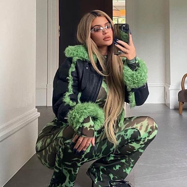 E! Onlineさんのインスタグラム写真 - (E! OnlineInstagram)「Kylie Jenner made Grinch themed makeup and we actually don't hate, hate, hate, double hate it.  Watch her very on-theme unveiling at the link in our bio. (📷: Instagram)」11月15日 10時05分 - enews