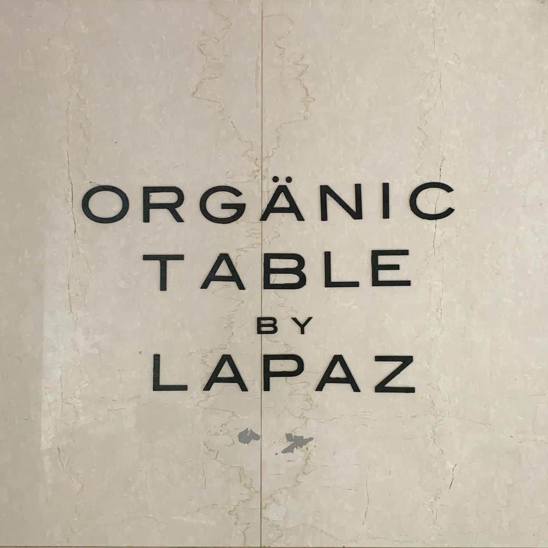 ORGANIC TABLE BY LAPAZのインスタグラム：「皆さんこんにちは  ORGANIC TABLE BY LAPAZのオーナーの大田由香梨です。  本日をもちまして、神宮前3丁目にあります ORGANIC TABLE BY LAPZは閉店となります。  ビルの老朽化によりこの場所を離れることとなりました。同じビルで営んでおりました仲間も新たな道へと旅立っております。移転をしてきて7年間、この場所で営めたことは、想像以上のもので、このビルに感謝をしています。  私はこのお店をとてもとても愛しておりました。  建物や空間も、提供するお料理も、生産者の皆様も、 そして、働くスタッフとLAPAZに足を運んでくださるお客様、全てが美しい。  生き生きとした循環が生まれたこの場所は 多くの人にとってのセカンドハウスとなれたのではないかと この一週間、お店の店頭で多くの方とお話をさせていただき感じております。  今日はこの場所での最終日。 ぜひ、その全てを堪能していただけたら嬉しいです！！  内装は、壁床天井などを全て自分たちの手で仕上げ、家具などもリサイクルやVintageの家具を利用しています。カウンターは、橋を作るときに使用した鉄を利用して友人に作っていただきました。 そのほかにも、木で作った格子や、タイルなどは、私自身で装飾した物だったります。 汚いので、しっかりとは見ないでください（笑）  家具は決して高価なブランドものではありませんが、 長く多くの人に愛されている、個性的なものばかり。 それも「愛』によって引き継がれてLAPAZにたどり着いた家具たちです。独特の空気は、この家具の存在があるからなのではないかと思います。  様々な生産者の方々の食材、調味料、ワイン、お茶、飲み物。 LAPAZで提供するもの全てにストーリーがあります。 これもまた、一言では語り尽くせぬものではありますが、食べた物は、その人の血となり細胞となる。 そして、心身の健康へと繋がる。  そのことをよく考え、愛を注いで生産されている 素晴らしい方々が作られた、良質なエネルギーです。  お料理は、テンペ意外全てLAPAZのキッチンで作られています。 敷居を低く、誰にでも興味を持っていただくために VEGAN JUNK FOODと言うタイトルをつけましたが、 私にとっては、世界一の料理。 愛と手間隙をかけて作られた最高のお料理だと思っております。  どうぞ、５感でお食事を楽しんでいただけたら幸いです。  そして、最後に。  この９年間。 このお店を支えていただいた皆様へ心より感謝をお伝えしたいと思います。  お店は、オープンしたその瞬間から、人が訪れること。巡ることで 生命を維持できます。  ９年間という月日はたくさんのスタッフ、お客様が来てくださった証でもあります。本当に、本当にありがとうございます。  そして、今LAPAZにいてくれる仲間たち。 彼らは、私にとって９年間の学びをしっかりと答えにしてくれた素晴らしい仲間です。彼らがいなかったら、今の私の心の穏やかさは無かったと思います。  どうぞ、彼らの素晴らしいエネルギーを感じていただけたら嬉しいです！！  未来のことは、また落ち着いたら お話しできらと☺️🙏🏻✨  東京一番大好きな　(いや、世界一、宇宙一だな❤︎)  ORGANIC TABLE BY LAPAZ  いよいよOPENします！！  2020／11／15」