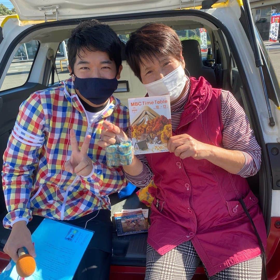 木藪亮太さんのインスタグラム写真 - (木藪亮太Instagram)「#mbcラジオスペシャルウィーク   昨日までの期間ありがとうございましたー！！ モニスマとして初日の9日は、自転車で長島を目指しました🚴‍♂️ 「ラジオで恩返し」のテーマを体現すべく、沿道のリスナー皆さんにプレゼントを配って回るというテーマ…。 だったんですが、差し入れを頂いたり応援に来てもらったりと、こちらがパワーを貰ってばかりでした🌞 トラックから車から声をかけてくださった皆さんもありがとうございました🙇‍♂️  #mbcラジオ  #恩返し  #鹿児島  #長島町  #自転車  #初ロードバイク」11月15日 10時09分 - ryotakiyabu
