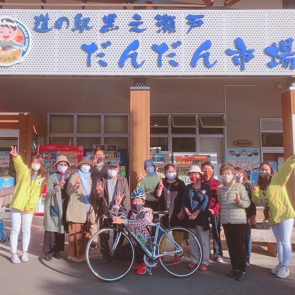 木藪亮太さんのインスタグラム写真 - (木藪亮太Instagram)「#mbcラジオスペシャルウィーク   昨日までの期間ありがとうございましたー！！ モニスマとして初日の9日は、自転車で長島を目指しました🚴‍♂️ 「ラジオで恩返し」のテーマを体現すべく、沿道のリスナー皆さんにプレゼントを配って回るというテーマ…。 だったんですが、差し入れを頂いたり応援に来てもらったりと、こちらがパワーを貰ってばかりでした🌞 トラックから車から声をかけてくださった皆さんもありがとうございました🙇‍♂️  #mbcラジオ  #恩返し  #鹿児島  #長島町  #自転車  #初ロードバイク」11月15日 10時09分 - ryotakiyabu