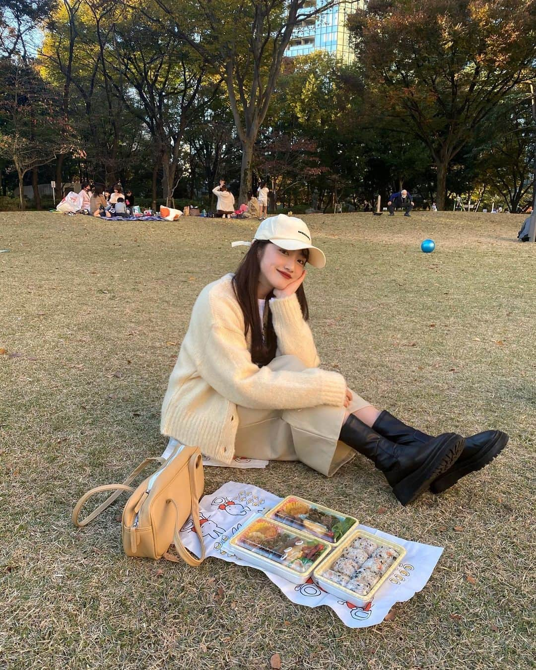 河﨑莉奈さんのインスタグラム写真 - (河﨑莉奈Instagram)「피크닉〰💛🥪🌼  cap♡ @mschfhouse  tops♡ @stylenanda_japan  @stylenanda_korea  knit♡ @freshy_jp  bag♡ @freshy_jp  shoes♡ @freshy_jp」11月15日 10時20分 - rinya5588