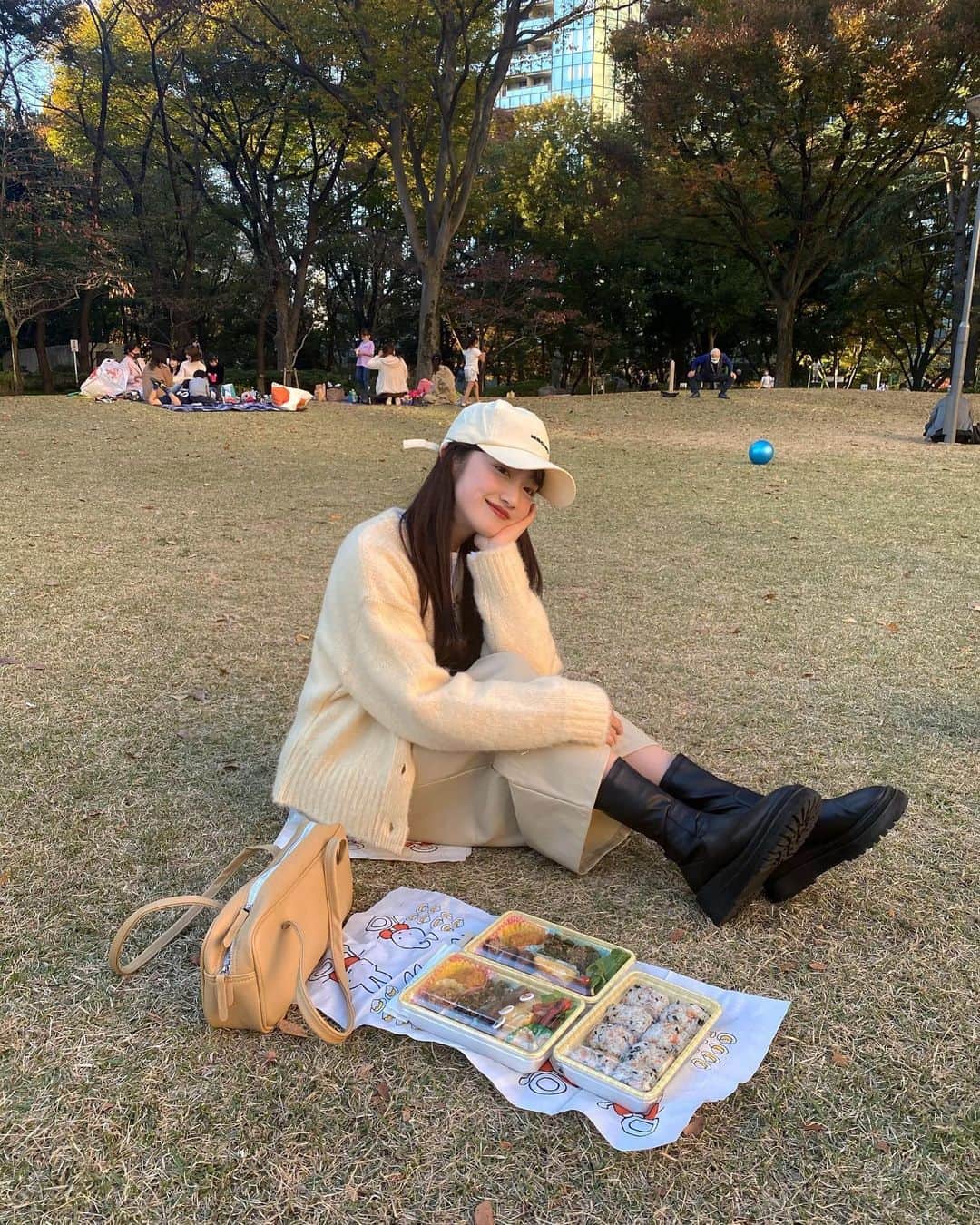 河﨑莉奈さんのインスタグラム写真 - (河﨑莉奈Instagram)「피크닉〰💛🥪🌼  cap♡ @mschfhouse  tops♡ @stylenanda_japan  @stylenanda_korea  knit♡ @freshy_jp  bag♡ @freshy_jp  shoes♡ @freshy_jp」11月15日 10時20分 - rinya5588