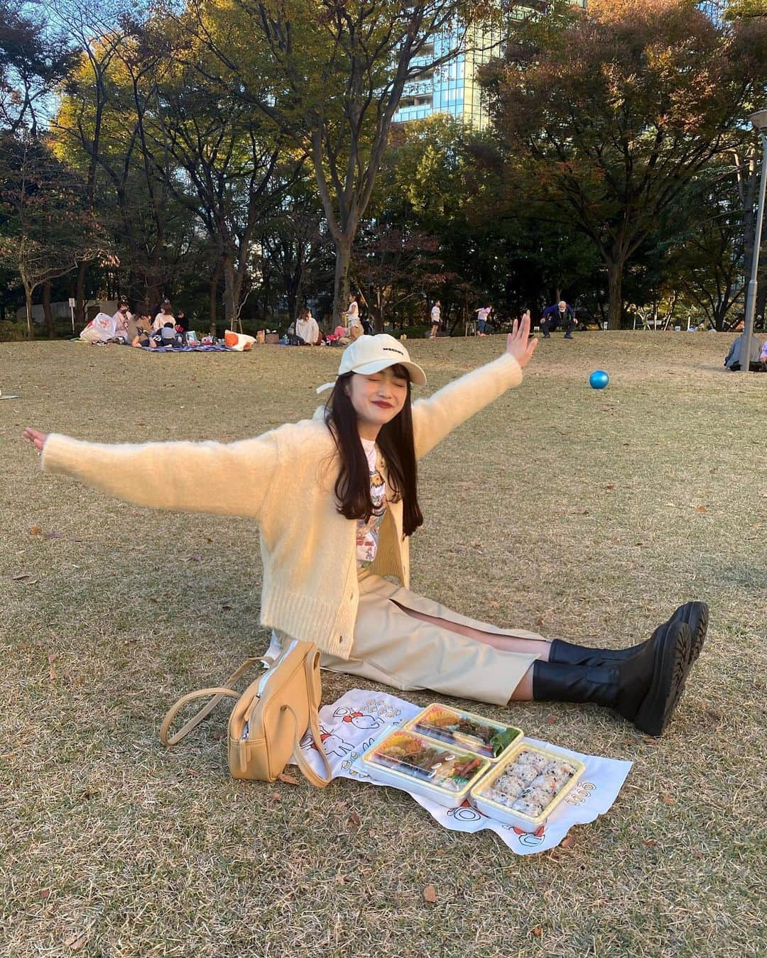 河﨑莉奈さんのインスタグラム写真 - (河﨑莉奈Instagram)「피크닉〰💛🥪🌼  cap♡ @mschfhouse  tops♡ @stylenanda_japan  @stylenanda_korea  knit♡ @freshy_jp  bag♡ @freshy_jp  shoes♡ @freshy_jp」11月15日 10時20分 - rinya5588