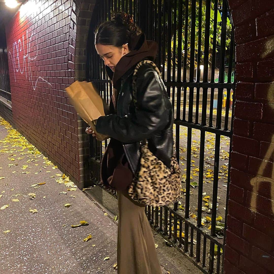 ルナ・ブライズ・ボイドのインスタグラム：「it’s cold i want a hug and a kiss💋」