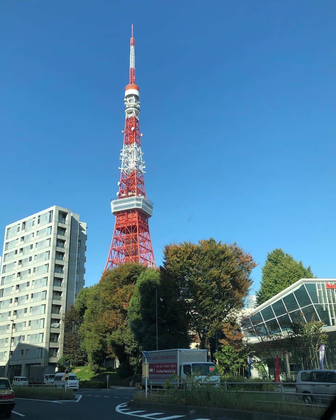 のインスタグラム：「おはよう☀️ 今日は間違い探し〜 1枚目と2枚目 3箇所の間違いがあります。 わかるかなぁ？ 答えは明日です(^^)  気持ちのいい快晴が続いています。 こんなに綺麗に澄み渡る空の下に新型コロナウイルスがいるとは思えないですね。 マスクをはずしてパーッとはしゃぎたくなりますが、ダメ🙅🏻‍♂️今はマスクは顔の一部です〜😷 新規感染者がまた増加していますので、今一度基本の感染予防を見直しましょうね。 テレビでもよく耳にしますが、ご自宅に1人でいる時はマスクも換気も不用(^^)上手に対策をしましょう！  先日、東京タワーが綺麗で思わずパチリ📸しました。 普段は当たり前の景色も、地域外の方にとっては感動したりしますね。 例えば、僕の実家からは富士山が見えます。 だから子供の頃から富士山がある景色は当たり前なのですが「富士山だよ！すごいね！綺麗だね！」などという会話を聞くと、そうか〜当たり前の景色じゃないのか。と普段見ている景色に有り難さを感じたりします。 人も同じですね。 自分の身の回りにいる人って当たり前になっていたりしますが、本当はすごく有り難い事なのですね。家族だったり、友人だったり、職場の人だったり… そして自身も誰かの為になっているのです。 時には”ありがとう”って声に出して伝えてみましょう。 そして時には、自分で自分の顔晴りを褒めてあげましょう。 日常って当たり前のようで、素晴らしい事だよね！ 素敵な日曜日をお過ごしください♪ ・ ・ #東京 #東京タワー #🗼 #快晴 #☀️ #青空 #気持ちいい #間違い探し #北川大介 #YouTube #だいちゃんねる #えくぼ #八重歯 #リーゼント #イエーイ #顔晴ろう #一生青春 #早くコロナが収束しますように」