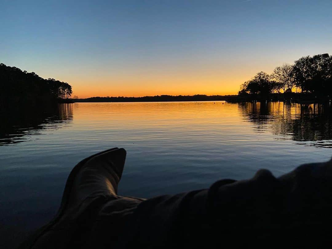 ジョシュ・ブローリンさんのインスタグラム写真 - (ジョシュ・ブローリンInstagram)「South Georgia you touch me with your deep cowboy rope burn voices and your BBQ etiquette. Every village sends you back and, thank God, you even have a Georgia writers museum. Character is like a constant rain and stories slide pass like water rushing to a gutter. It’s all twisted around beautiful here. And once you get to the lake, you’re either at the beginning of the road or the end. Here’s one of those. #georgiabeautiful #rodeoclownlove」11月15日 10時25分 - joshbrolin