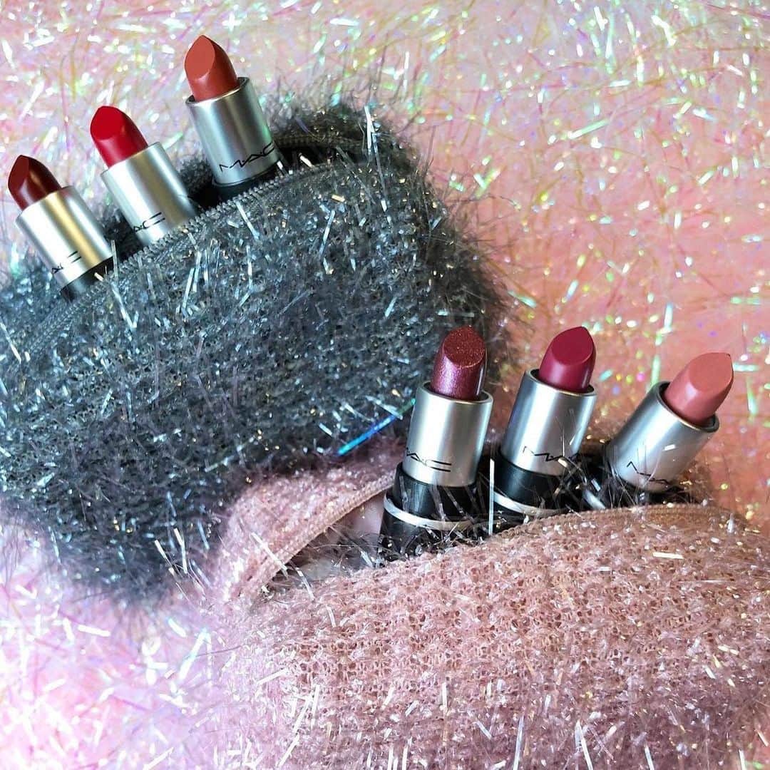 M·A·C Cosmetics Hong Kongさんのインスタグラム写真 - (M·A·C Cosmetics Hong KongInstagram)「節日迷人唇妝指南：同色系3色迷你子彈唇膏 「粉雪煙火3色迷你唇膏組合」包含3支同色系迷你#MAC子彈唇膏 💄 裸色到深調隨意搭配！2組大熱配色 - 顯白辣椒色調 VS 氣質裸粉色調，可單獨使用或任意mix&match，任何場合、派對都駕馭得到！再配上超可愛毛毛化妝袋，派對轉妝無難度！ 你會入手邊款？立即留言話我哋知啦！💋  Product mentioned: Frosted Firework Like A Charm Mini Lipstick Kit 粉雪煙火3色迷你唇膏組合 - $300 #MAC粉雪煙火 #MACFrostedFirework #MACHoliday #MACHongKong  Regram from @arifah.kh, @mac_seibu.shibuya --- 今個聖誕入手愈多，M·A·C與你分享更多！🎁 💻 官網限定禮遇： - 凡購物滿HK$300, 即送你時尚焦點眼影 Omega+ 指定#子彈唇膏 + #貼妝保鮮水 2.5ml - 凡購物滿HK$600, 即送你時尚焦點眼影 Omega + 指定#子彈唇膏 + #貼妝保鮮水 100ml + 超精細眼線液 🛒 門市限定禮遇： - 凡購物滿HK$580, 即送你指定#子彈唇膏 + #貼妝保鮮水 100ml - 凡購物滿HK$880, 即送你#聚光氣墊 + 指定#子彈唇膏 + #貼妝保鮮水 30ml - 凡購物滿HK$1200, 即送你#聚光氣墊 + 指定#子彈唇膏 + #貼妝保鮮水 100ml + 清爽潔面油 30ml  A tiny treat for holiday that packs a big boom!  A mini M·A·C Lipstick Trio in pink or red hues,  can be used alone or mix & match to achieve a totally different statement pout! 💋 All bundled in a frosted, fuzzy pouch, best for switching your look up between holiday gatherings! Which hue is your fave? Comment below and take one home now! ——— This Holiday, the more you shop, the more love M·A·C will share with you! 🎁 💻Exclusive Official Website promo: - Upon any purchase of HK$300, you will receive Cleansing Oil 150ml for FREE - Upon any purchase of HK$600, you will receive Cleansing Oil 150ml & Prep + Prime Fix+ 100ml for FREE 🛒Exclusive In-Store promo: - Upon any purchase of HK$580, you will receive Bullet Lipstick & Prep + Prime Fix+ 100ml for FREE - Upon any purchase of HK$880, you will receive Studio Perfect Hydrating Cushion Compact & Selected Bullet Lipstick & Prep + Prime Fix+ 30ml for FREE - Upon any purchase of HK$1200, you will receive Studio Perfect Hydrating Cushion Compact & Selected Bullet Lipstick & Prep + Prime Fix+ 100ml & Cleansing Oil 30ml for FREE」11月15日 10時25分 - maccosmeticshk