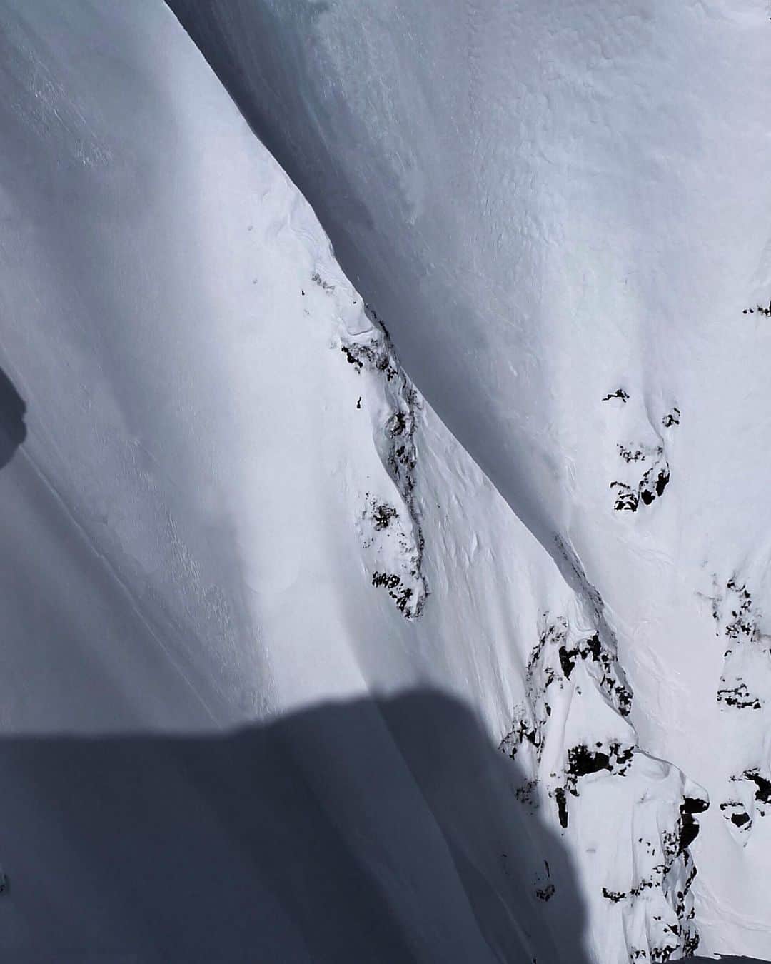 田村幸士さんのインスタグラム写真 - (田村幸士Instagram)「swipe↔️ . 5年の歳月を経て、ついに公開。 . “日本歴代最強のスラローマー”と呼ばれた佐々木明。アルペンスキー選手を引退し、山岳スキーヤーへ転向。 解説者やメディアへ行くでもなく、なぜ滑り続けるのか、そして危険と隣り合わせの山岳スキーなのか。 . その答えがこの作品のなかにある。 いや、山岳スキーに心を奪われ、その答えをはっきりと見つけるためのドキュメンタリーなのかもしれない。 . そう書くと、ひとりのスキーヤーの物語と感じるかもしれないがそんなことはない。 この作品は誰が観ても、美しい景色にワクワクし、その中を滑る彼らに圧倒され、目的のための準備というものを学び、覚悟を決めてスタートを切ることに勇気をもらい、成功した明の笑顔に見惚れ、そして次へ進む眼差しに期待するはず。 . 正直、想像をズバ抜けた完成度でした。 . 僕もスチールカメラマンとしてご協力しました。どの写真なのか当ててみてください。 . 明、本当におめでとう。 今なぜか、ウチに泊まっていた頃の明の姿が現れたよ。 . また一緒に滑ろう！ . . 本編、予告編を視聴するには @denpa_by_rightupinc  のプロフィールに記載されているURLから。 . . . . . #akirasproject #TWINPEAKS #salomon #thenorthface #jeep_japan_official #tanigawadake #minakami #loveskiing #powskiing #skimountaineerning #powderinfocus #powderskiing #skiingislife #skiinglife #skiingtime #skiingtrip #thisisskiing #powderinfocus #powdertothepeople #skimagazine #theskijournal #campingcar #campingcarlife #backcountryskiing #backcountryski  #谷川岳 #マチガ沢 #バックカントリースキー #アルペンスキー #キャンピングカーのある生活 #山岳写真」11月15日 10時30分 - kojimg