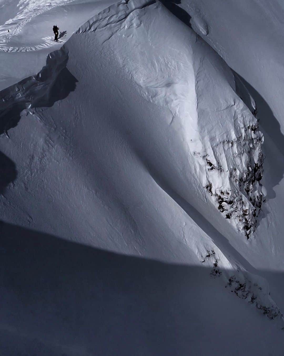 田村幸士さんのインスタグラム写真 - (田村幸士Instagram)「swipe↔️ . 5年の歳月を経て、ついに公開。 . “日本歴代最強のスラローマー”と呼ばれた佐々木明。アルペンスキー選手を引退し、山岳スキーヤーへ転向。 解説者やメディアへ行くでもなく、なぜ滑り続けるのか、そして危険と隣り合わせの山岳スキーなのか。 . その答えがこの作品のなかにある。 いや、山岳スキーに心を奪われ、その答えをはっきりと見つけるためのドキュメンタリーなのかもしれない。 . そう書くと、ひとりのスキーヤーの物語と感じるかもしれないがそんなことはない。 この作品は誰が観ても、美しい景色にワクワクし、その中を滑る彼らに圧倒され、目的のための準備というものを学び、覚悟を決めてスタートを切ることに勇気をもらい、成功した明の笑顔に見惚れ、そして次へ進む眼差しに期待するはず。 . 正直、想像をズバ抜けた完成度でした。 . 僕もスチールカメラマンとしてご協力しました。どの写真なのか当ててみてください。 . 明、本当におめでとう。 今なぜか、ウチに泊まっていた頃の明の姿が現れたよ。 . また一緒に滑ろう！ . . 本編、予告編を視聴するには @denpa_by_rightupinc  のプロフィールに記載されているURLから。 . . . . . #akirasproject #TWINPEAKS #salomon #thenorthface #jeep_japan_official #tanigawadake #minakami #loveskiing #powskiing #skimountaineerning #powderinfocus #powderskiing #skiingislife #skiinglife #skiingtime #skiingtrip #thisisskiing #powderinfocus #powdertothepeople #skimagazine #theskijournal #campingcar #campingcarlife #backcountryskiing #backcountryski  #谷川岳 #マチガ沢 #バックカントリースキー #アルペンスキー #キャンピングカーのある生活 #山岳写真」11月15日 10時30分 - kojimg