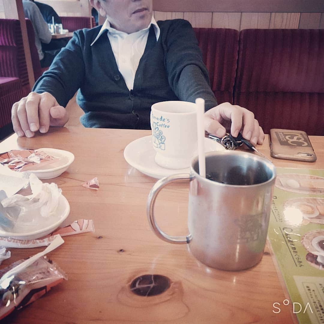 松本隆博のインスタグラム：「。 尾鷲に着きました～ ここで準備します！  またコメダ珈琲(•ө•)♡ 三茶→京都→尾鷲。  3日連続コメダ珈琲(^○^)  午後から､ 紀北町立潮南中学校、三船中学校の、みんなに90分講演コンサートしてきます♪」