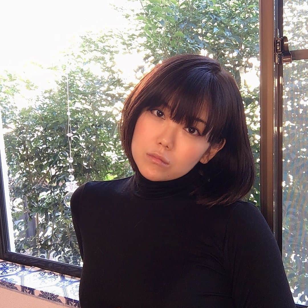 のインスタグラム：「舞台「Three Kings 赤壁〜戦略編〜」終幕し、ゆっくりと体力回復しつつ  馬謖断髪。 泣いて馬謖（の髪）を切る✂️ 如何か？  久々のボブ。 どうも、ボビー西岡です😁 スーパー清々しいです💃💃✨  #bobhaircut #japanese #threekings #スリキン2020 #馬謖」