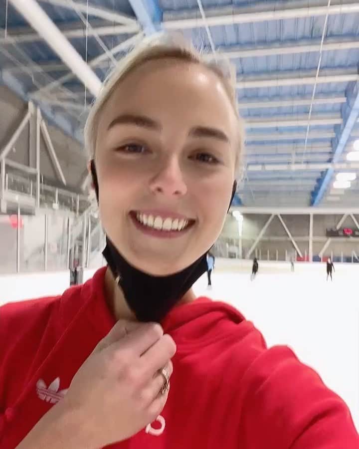 キーラ・コルピのインスタグラム：「❗️⛸ Remember to sign up to my workshop at @worldicearena next Sunday Nov 22⛸❗️(registration link in bio)  P.S. Thanks for the mask @mskostner 😘」