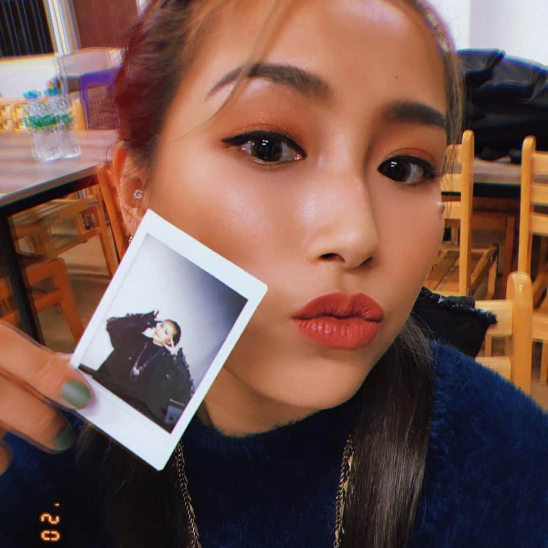 安柏兒のインスタグラム：「謝謝成功高中 🙏🏽  順利結束  雖然我其實真的很緊張 （可能看得出來） 但謝謝大家算是柔情的對待我這個主持新手⋯還有一些溫暖的讚美鼓勵 感謝同學們🤍 內心嚇史OS:好恐怖喔 😅 但走進校園看社團同學的表演  真的很enjoy在青春無敵的氣氛裡  果真 超 熱 血  開心認識大家 我繼續清貓砂～💘  #為了感受青春氣息今天還戴了隱眼 #lol」