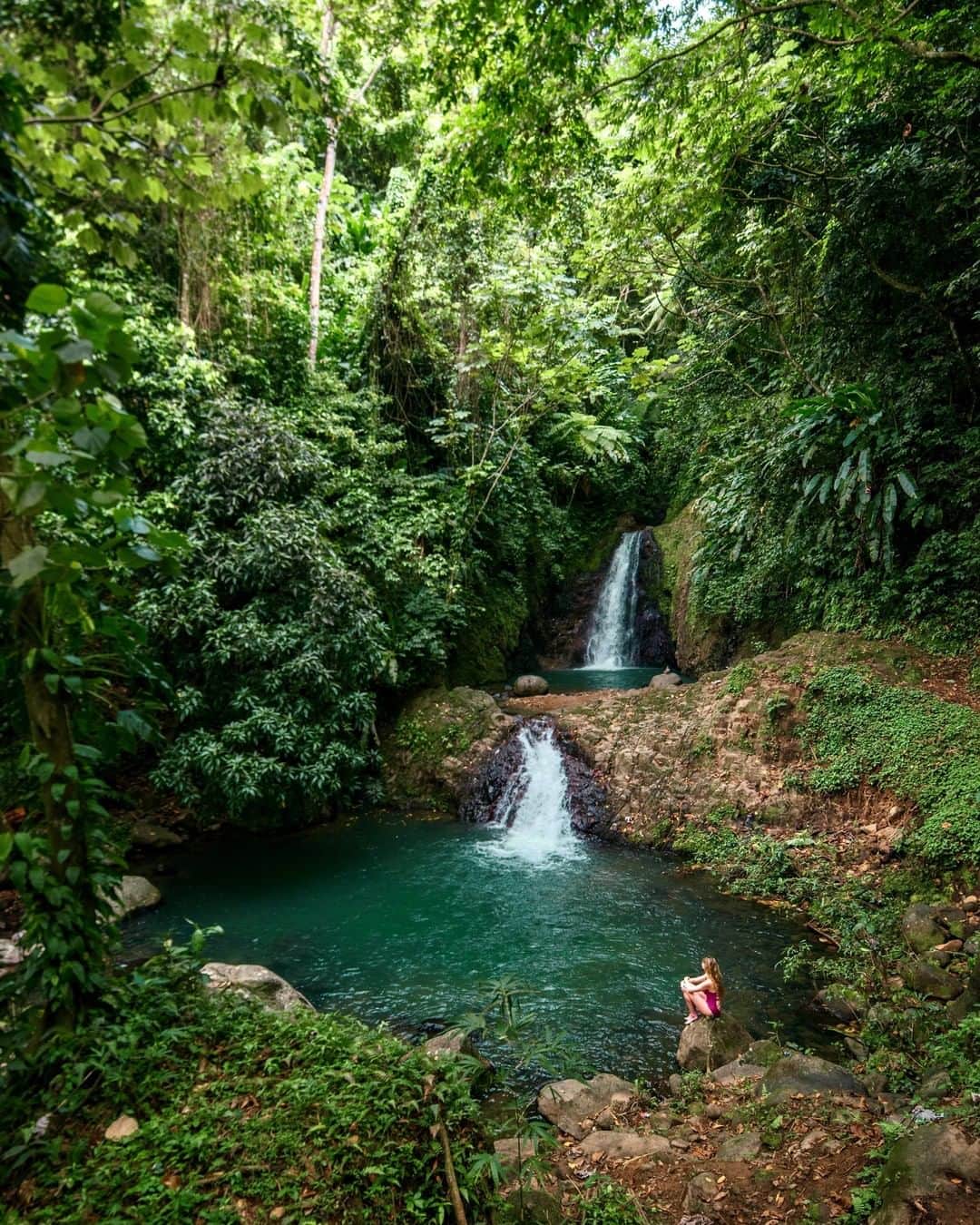 のインスタグラム：「Known as the “Spice Isle”, Grenada brings the heat. But it can be just as sweet too! Especially when you discover hidden gems like this double waterfall, scattered all across the island. 📸: @christinexploring @_doctor_hoff_ . . Surnommée l’île aux épices, la Grenade ne manque pas de piquant. Cela dit, elle recèle aussi de trésors cachés empreints de douceur, comme ces apaisantes cascades. 📸: @christinexploring @_doctor_hoff_」