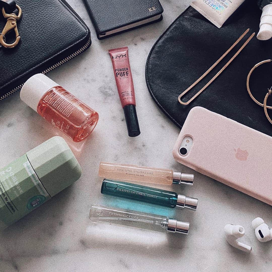 Target Styleのインスタグラム：「What's in @Kristin_ess bag you ask? Her latest HOLIDAY DROP of course. ✨  link in bio for Kristin's on-the-go necessities including her new Fragrance Discovery Set!」