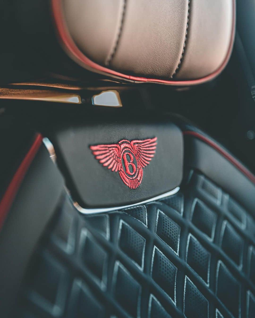 ベントレーさんのインスタグラム写真 - (ベントレーInstagram)「When art and auto intersect. The #NewFlyingSpur. #WorldOfBentley _ #Bentley Flying Spur WLTP drive cycle: combined fuel consumption: 19.1 mpg (14.8 l/100 km), combined CO₂: 337 g/km. Photos by @bentleylasvegas」11月15日 1時47分 - bentleymotors