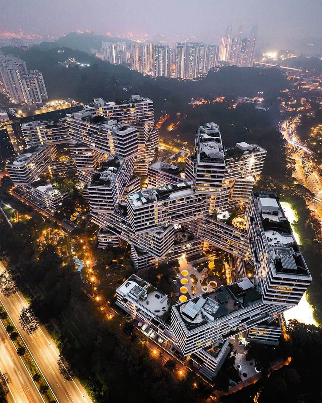 Architecture - Housesさんのインスタグラム写真 - (Architecture - HousesInstagram)「⁣ 𝗧𝗵𝗲 𝗜𝗻𝘁𝗲𝗿𝗹𝗮𝗰𝗲 is an apartment building complex in Queenstown, #Singapore. With nearly 170,000 m2 of floor space, it has 1,040 apartment units of different sizes, with ample outdoor spaces and gardens. The site completes a green belt that extends between Kent Ridge, Telok Blangah Hill and Mount Faber Park.An wonder #architecture project, isn’t it?😊⁣ Day, or night? Which pic do you prefer?💙⁣ _____⁣⁣⁣⁣⁣ 📐 Ole Scheeren, Office for Metropolitan Architecture, OMA⁣ 📸 @luxplush.⁣ 📍 Queenstown, #Singapore.⁣ #archidesignhome⁣ _____⁣⁣⁣⁣⁣ #architecture #arquitectura #citybuildings #tower #skyline #archilovers #amazingarchitecture #citytowers #modernistbuildings #modernistarchitecture #modernbuildings⁣」11月15日 1時50分 - _archidesignhome_