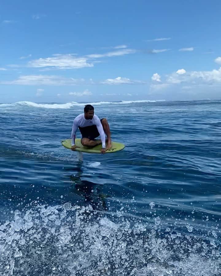 ミシェル・ボレーズのインスタグラム：「There is always something fun to do when the waves are either too big or too small . Spending time as much as I can in the ocean is  what matter the most to me . Surfing and foiling is a good combo to have a full day of laugh with your friends .  Mauruuru les bros @matahidrollet  @ariihoe_tefaafana」