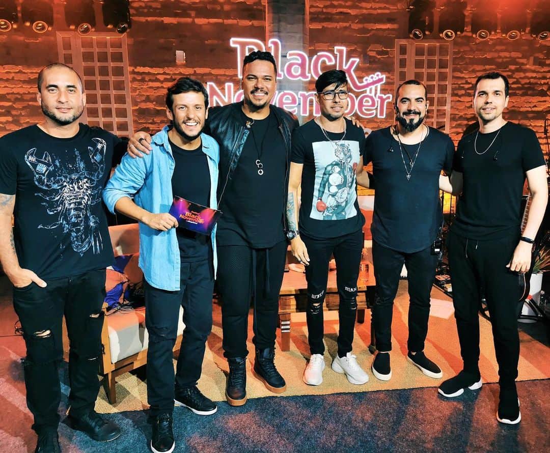 Sorriso Marotoのインスタグラム：「Fazendo o que mais amamos: cantar pra vocês! #FestivalShoptime de muita música, ofertas e 3 horas de live. Obrigado pelo convite, @canalshoptime! 👊🏼 Quem curtiu?」