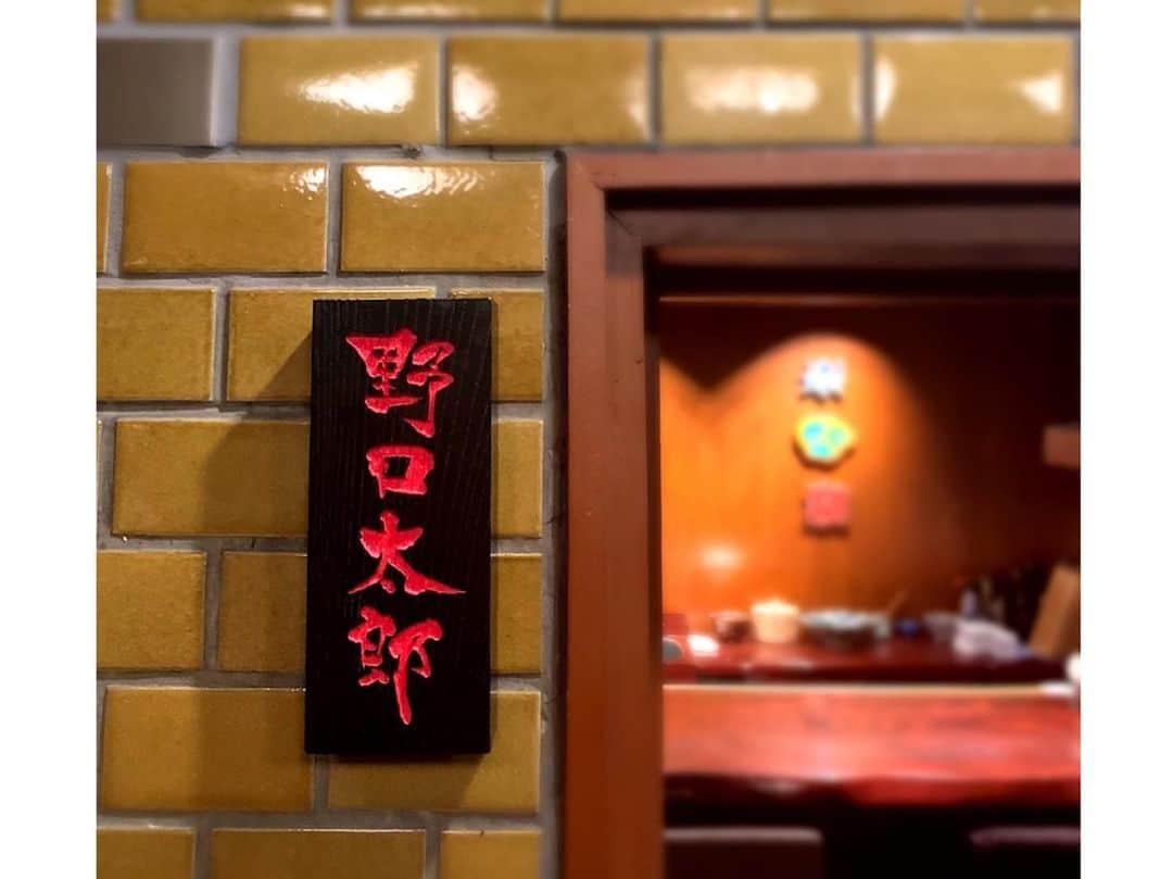 百合華さんのインスタグラム写真 - (百合華Instagram)「大阪北新地にあるミシュラン一つ星の創作割烹『野口太郎』にて御祝いディナータイム②🥂💕  大好物なクロワッサンにオータムトリュフをいっぱいかけてくださり贅沢フィレオフィッシュの完成💖  〆は土釜で炊いた野口太郎米の新米にボリューム満点な飛騨牛のヴェールを纏わせた極上すき焼き丼をいただきました✨  ブルームーンの輝く特別な夜に至福のひとときを過ごす事が出来てこの上なくしあわせ💙  #japan #日本 #osaka  #大阪 #北新地 #michelin1star  #ミシュラン一つ星  #創作割烹 #割烹料理 #野口太郎 #dinner #dinnertime  #ディナータイム #クロワッサン #フィレオフィッシュ #飛騨牛 #すき焼き #ヴェールを纏う  #極上食材 #至福の時間  #美食 #美食家」11月15日 1時52分 - yurika.lovelily