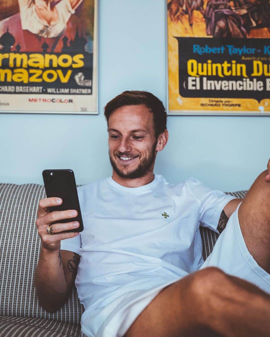 イヴァン・ラキティッチのインスタグラム：「Ask me anything, I will answer 10 questions! 😜  — ¡Pregúntame lo que quieras, responderé a 10 preguntas! 😜  #ivanrakitic」