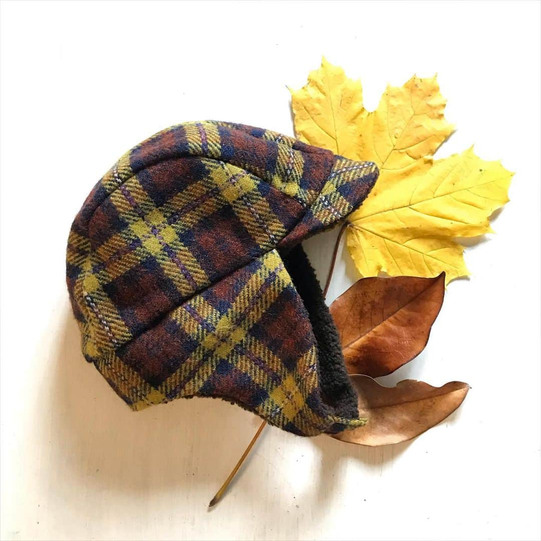 グレヴィさんのインスタグラム写真 - (グレヴィInstagram)「Boy's aviator trapper hat in tweed and hand-woven Irish tartan. Flaps extend over ears. Grip-strap closure. . #Grevi #grevihat #Grevi1875 #kidshats #kidstrapperhat #kidtrapper #aviator #aviatorhat #kidswear #winterhat #irishtartan #tartanhat #boystyle #trapperhat #trapperhats #kidstrapperhat #earshat #boyhat #madeinitaly #hatlover #childrenstyle」11月15日 2時03分 - grevi1875