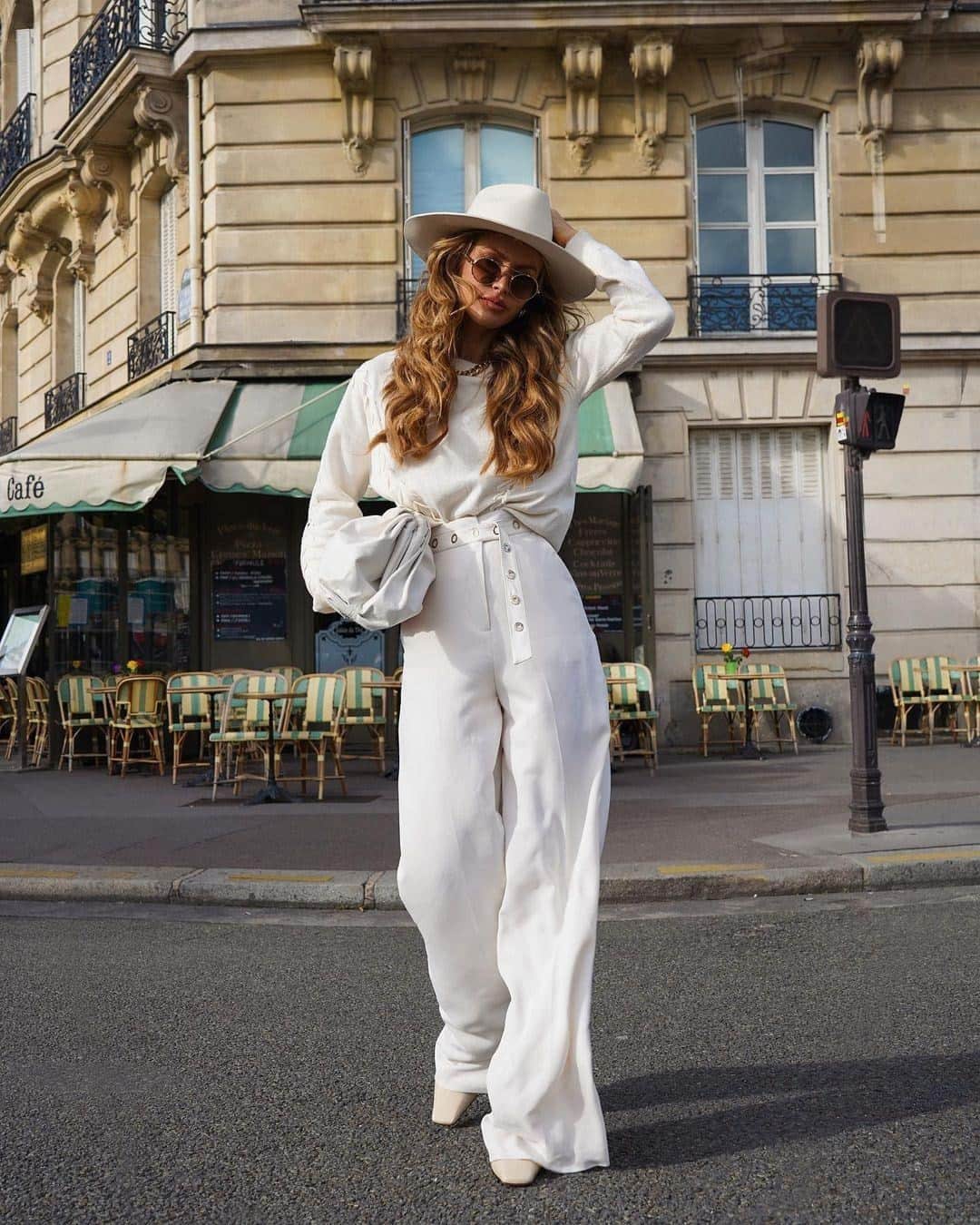 ゲスのインスタグラム：「fresh winter whites 🕊 #LoveGUESS (📸: @majamalnar)」