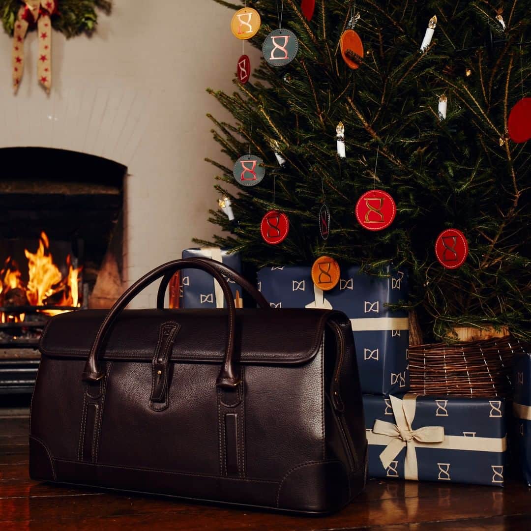 ジョンチャップマンのインスタグラム：「It's beginning to look a lot like..   Shop Christmas ➡️ LINK IN BIO  . . . #chapman #chapmanmade #chapmanguitars #british #britishmade #christmas #christmastree #bag #handmade #presents #leatherbag #holdall」