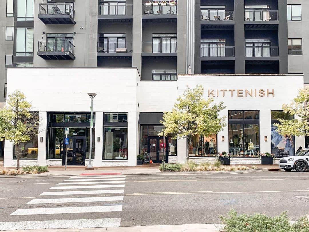 Jessie Jamesさんのインスタグラム写真 - (Jessie JamesInstagram)「Cats out of the bag!!! 🥂We have big KITTENISH news! We have expanded our Nashville flag ship store✨ We took over next-door and are now over double the square footage!! No more waiting in line for dressing rooms, checking out, mural or to just get into the store! We couldn’t be more excited and have a lot of fun new additions in store✨ We will be opening just in time for the holidays✨ I will post the exact date and time in the next few days and all the deets you need to know. Also, we are opening 2 possibly 3 more locations next year!!!! We can’t wait to share more with you! #kittenishdreamscomingtrue」11月15日 2時01分 - jessiejamesdecker