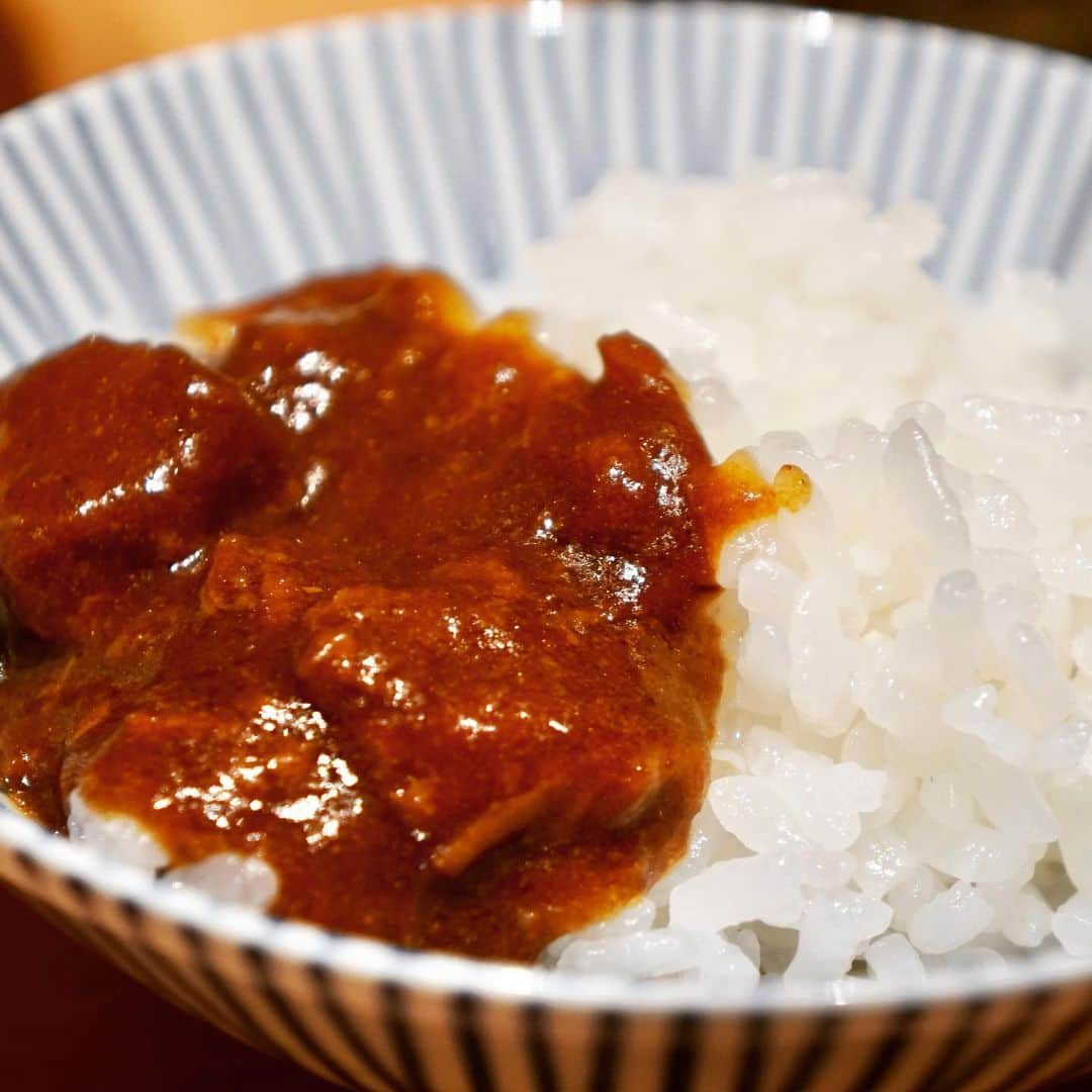 田辺晋太郎さんのインスタグラム写真 - (田辺晋太郎Instagram)「【焼肉割烹 雪月花銀座に初訪問！】  岐阜県は大野町の精肉店に生まれたご主人が一代で築き上げた #雪月花 グループの頂点 #肉屋田中 と同じフロアに新しく出来たばかりの #焼肉割烹 #雪月花銀座 に伺う機会に恵まれました。  所謂 #神戸ビーフ の #チャンピオン牛 を必ず競り落とすその姿勢はまさに日本一の焼肉屋を目指すご主人の心意気の現れ。今日は44ヶ月肥育の #田村牧場 神戸ビーフを筆頭に素晴らしいセレクト。 肉はもちろん〆ものも秀逸。 担々冷麺も良かったがやはりなんと言っても神戸ビーフをたっぷり使った #カレーライス！！つかうお米は土鍋で炊いた岐阜県産の #龍の瞳。さすがのこだわりだ。  肉の魂が溶け込んだルーをヨネに絡めて食べ進めば最後はまさに #口内成仏。  このカレーを食べたいから雪月花に行く。そんな人がたくさん出そうな 肉屋のカレー の最高峰ではないだろうか?  ご馳走さまでした！！  #肉マイスター #田辺晋太郎 #wagyu #銀座  #yakiniku #和牛 #焼肉  #instafood #foodstagram #foodporn #foodphotography #foodie #foodpics #foodlover #foodies #foodblogger #meat #meatrip #meatlover」11月15日 2時04分 - meat_meister_tanabe_shintaro