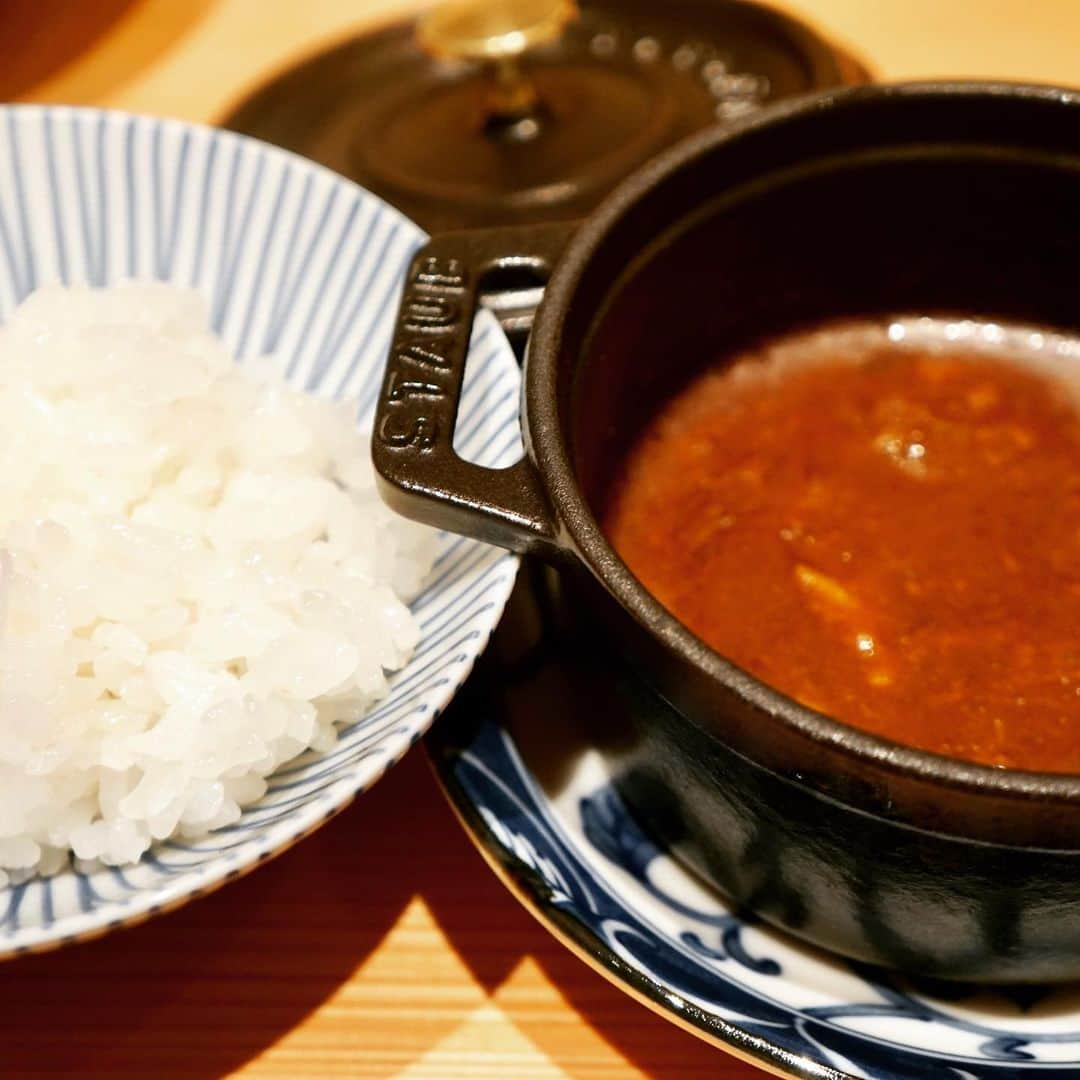 田辺晋太郎さんのインスタグラム写真 - (田辺晋太郎Instagram)「【焼肉割烹 雪月花銀座に初訪問！】  岐阜県は大野町の精肉店に生まれたご主人が一代で築き上げた #雪月花 グループの頂点 #肉屋田中 と同じフロアに新しく出来たばかりの #焼肉割烹 #雪月花銀座 に伺う機会に恵まれました。  所謂 #神戸ビーフ の #チャンピオン牛 を必ず競り落とすその姿勢はまさに日本一の焼肉屋を目指すご主人の心意気の現れ。今日は44ヶ月肥育の #田村牧場 神戸ビーフを筆頭に素晴らしいセレクト。 肉はもちろん〆ものも秀逸。 担々冷麺も良かったがやはりなんと言っても神戸ビーフをたっぷり使った #カレーライス！！つかうお米は土鍋で炊いた岐阜県産の #龍の瞳。さすがのこだわりだ。  肉の魂が溶け込んだルーをヨネに絡めて食べ進めば最後はまさに #口内成仏。  このカレーを食べたいから雪月花に行く。そんな人がたくさん出そうな 肉屋のカレー の最高峰ではないだろうか?  ご馳走さまでした！！  #肉マイスター #田辺晋太郎 #wagyu #銀座  #yakiniku #和牛 #焼肉  #instafood #foodstagram #foodporn #foodphotography #foodie #foodpics #foodlover #foodies #foodblogger #meat #meatrip #meatlover」11月15日 2時04分 - meat_meister_tanabe_shintaro