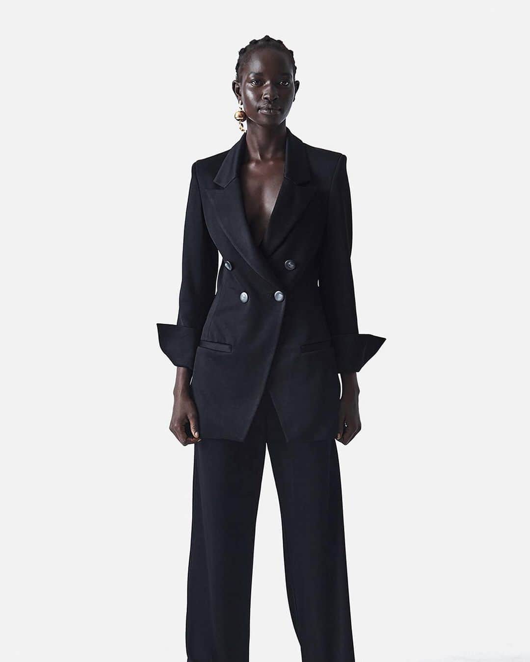 Fashion Weekのインスタグラム：「Meet the new kids on the block! Swipe to see the most recent work from the finalists for the Emerging Designers Award at the 2020 #AustralianFashionLaureate 👉⁠⠀ ⁠⠀ ✨ @esse.studios designer @charhicks began her contemporary label to encourage a more sustainable approach to fashion consumption.⁠⠀ ⁠⠀ ✨ @nagnata_ is designed bysiblingss Laura May and Hannah Gibbs who use their backgrounds in fashion design and textiles to create sustainable pieces.⁠⠀ ⁠⠀ ✨ @maara.collective founded by designer Julie Shaw is a luxury resort wear know for showcasing and celebrating Indigenous Australian art and fashion.⁠⠀ ⁠⠀ ✨ @mndatory is a menswear label founded by Hrian Huynh. MNDATORY aims to build on wardrobe fundamentals inspired by the design philosophy of architect Louis Kahn.⁠⠀ ⁠⠀ Learn more about the nominees at @ausfashionweek. Images c/o @ausfashionweek.」