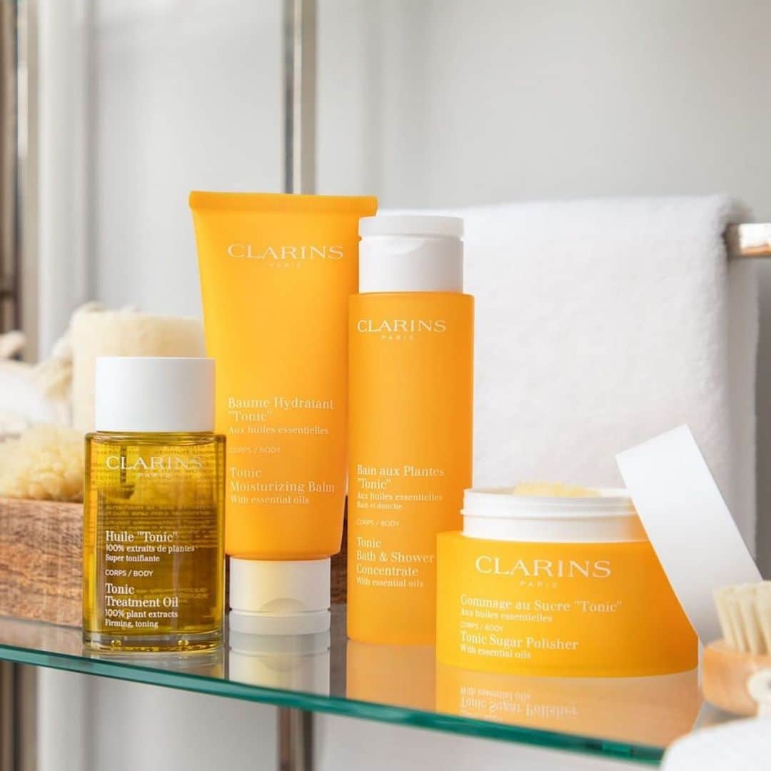 CLARINSさんのインスタグラム写真 - (CLARINSInstagram)「✨💛Tone, cleanse, and revitalize with our Tonic Body range this weekend 💛✨ Share if you too love our #iconic Tonic Oil and Tonic range!  #selfcare #clarins #clarinsskincare」11月15日 2時06分 - clarinsusa
